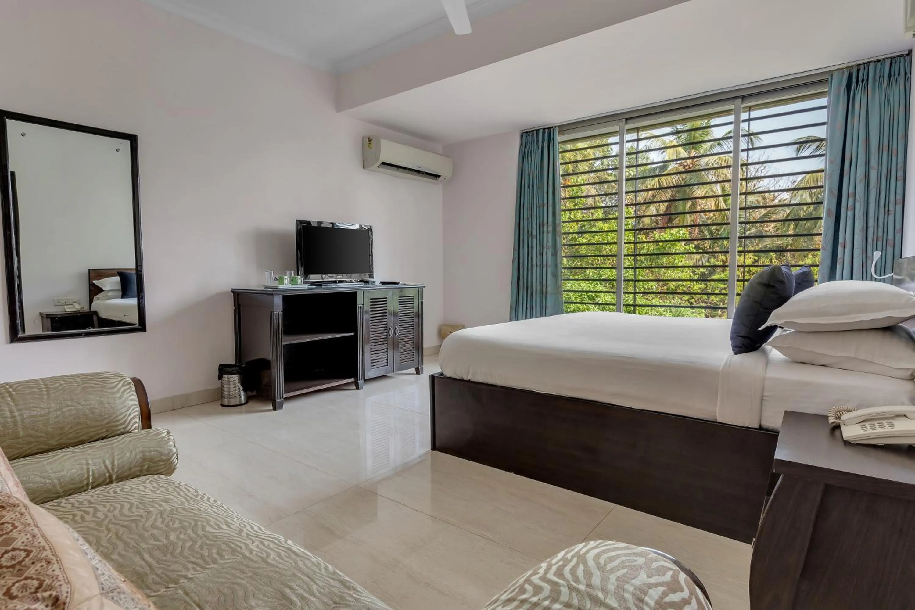 TV and multimedia, Bed in Arotel Rooms & Suites Calangute