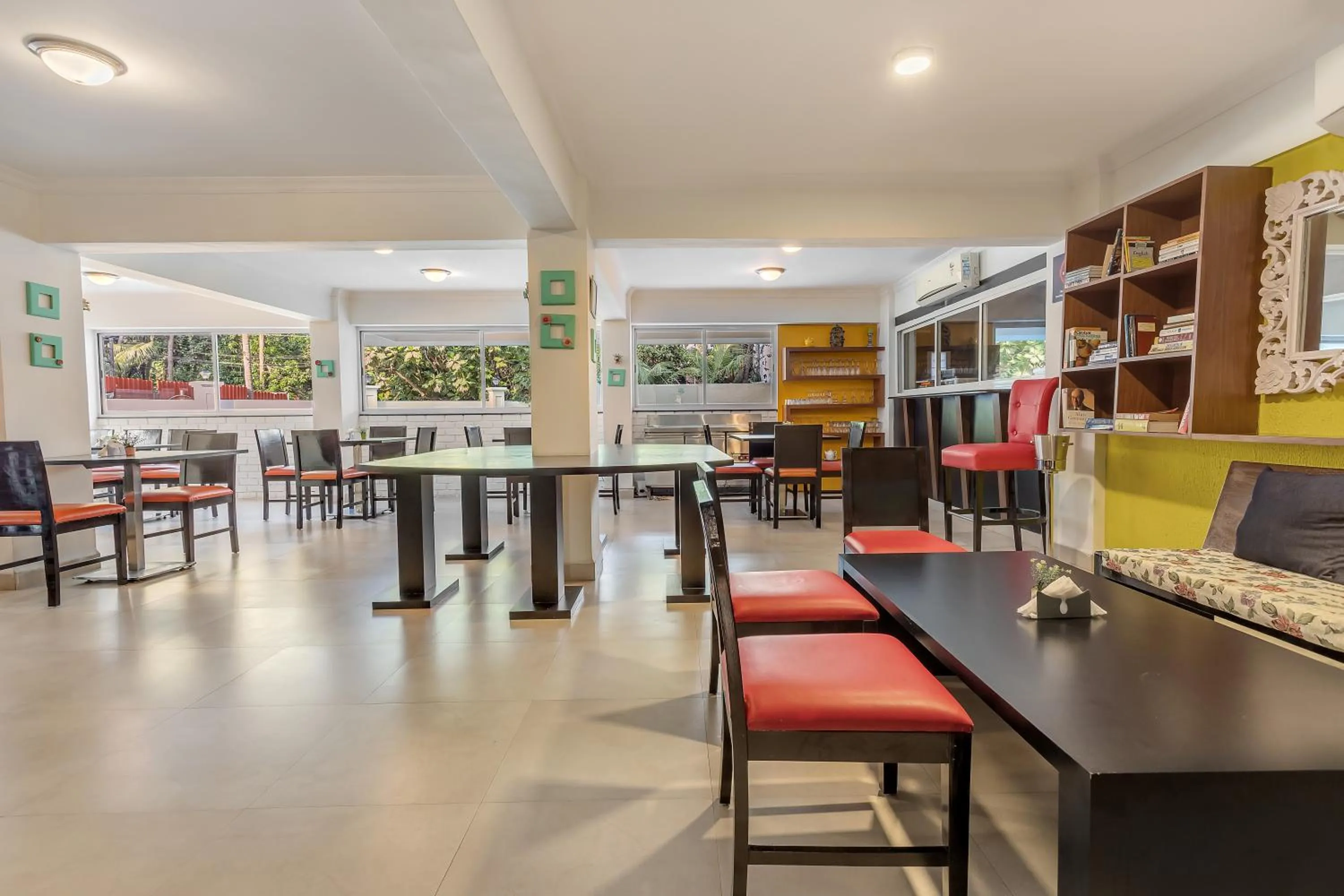 Restaurant/places to eat in Arotel Rooms & Suites Calangute
