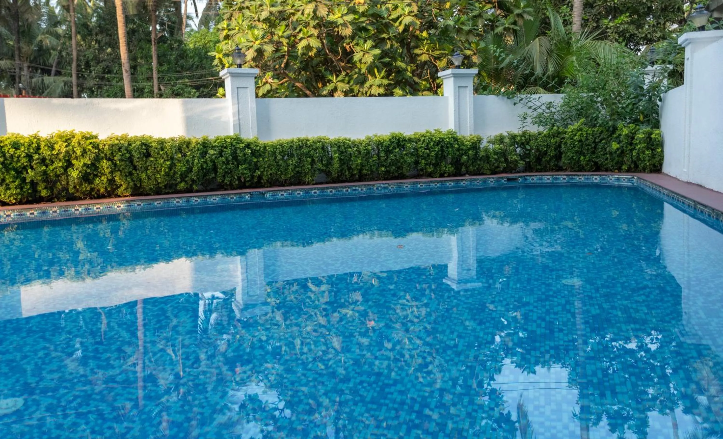 Swimming pool in Arotel Rooms & Suites Calangute