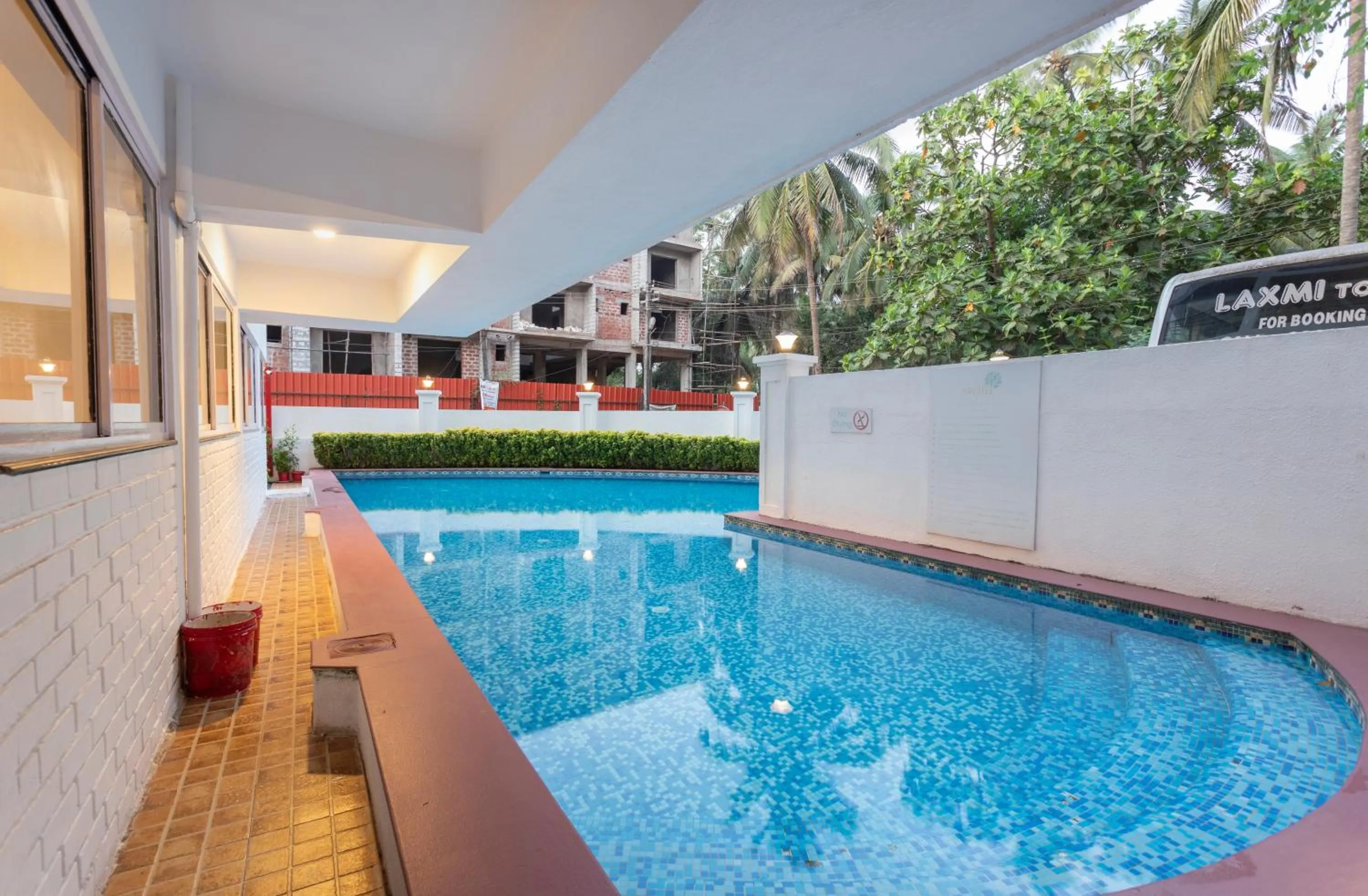 Swimming pool in Arotel Rooms & Suites Calangute