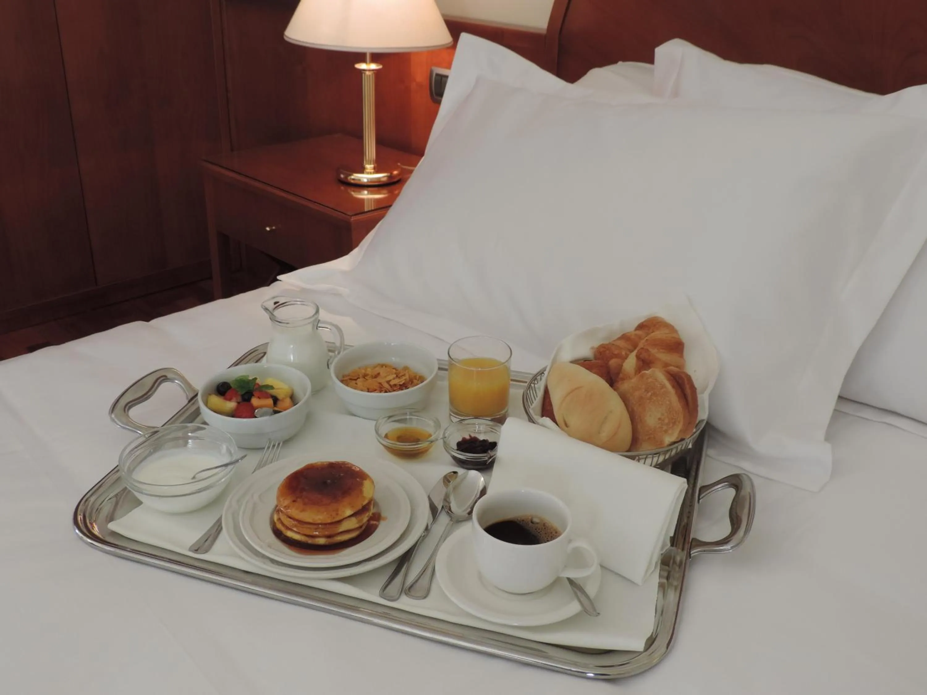 Breakfast, Bed in Hotel Gama
