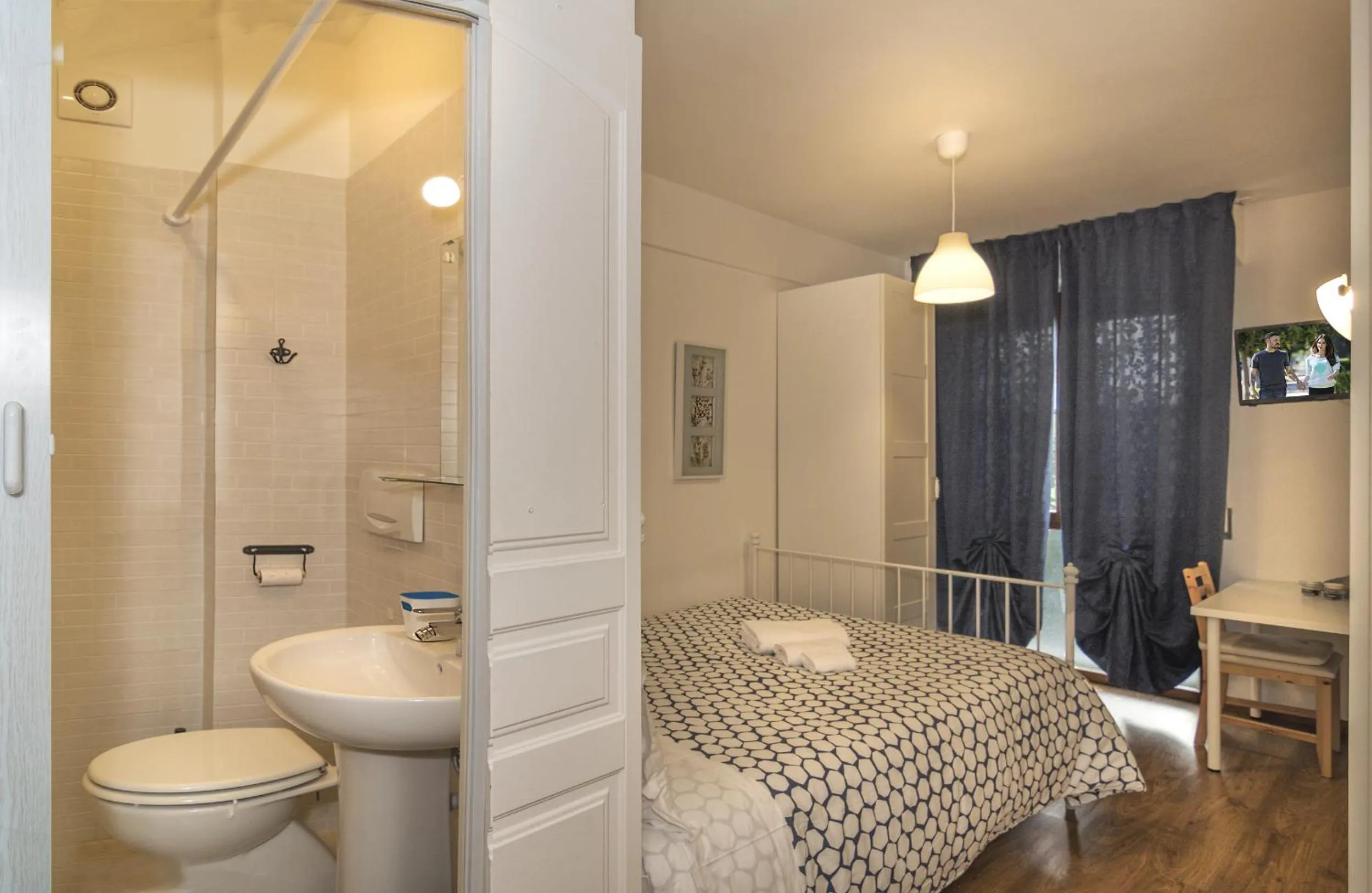 Shower, Bed in Affittacamere BB STEFY