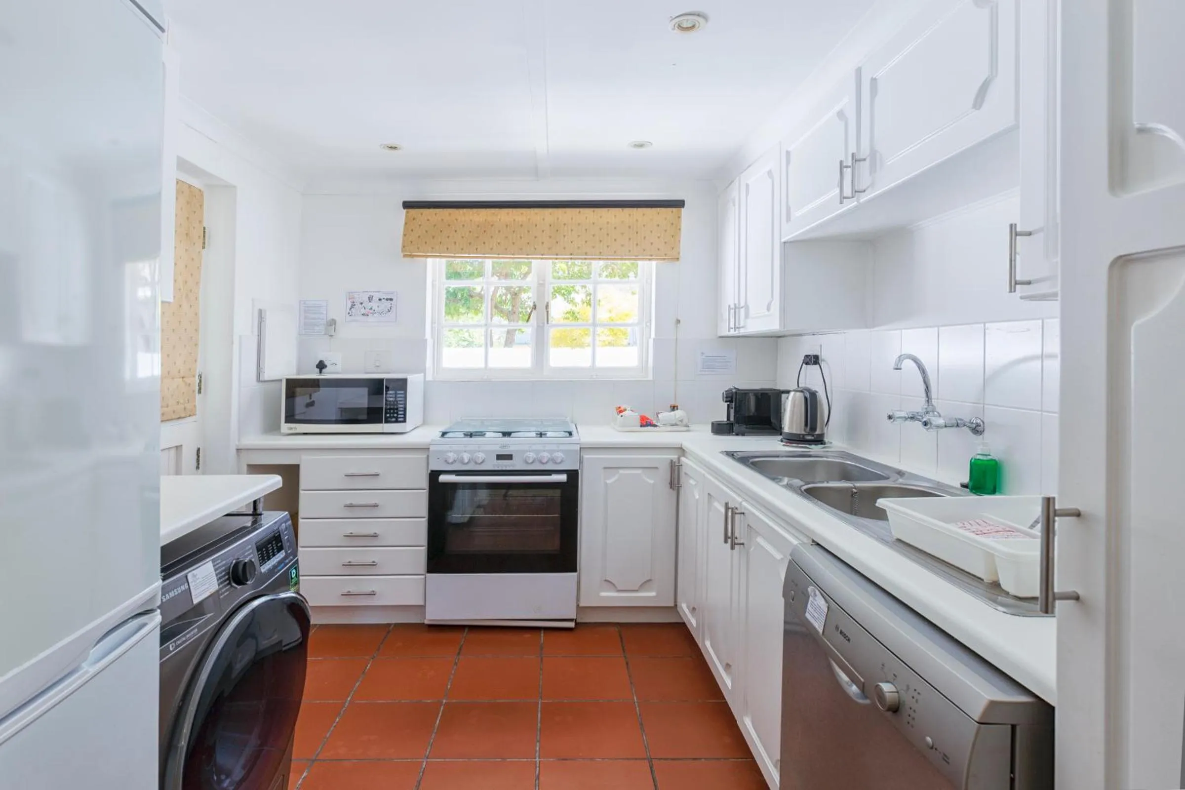 Kitchen or kitchenette in Belvidere Manor Lagoonside Cottages