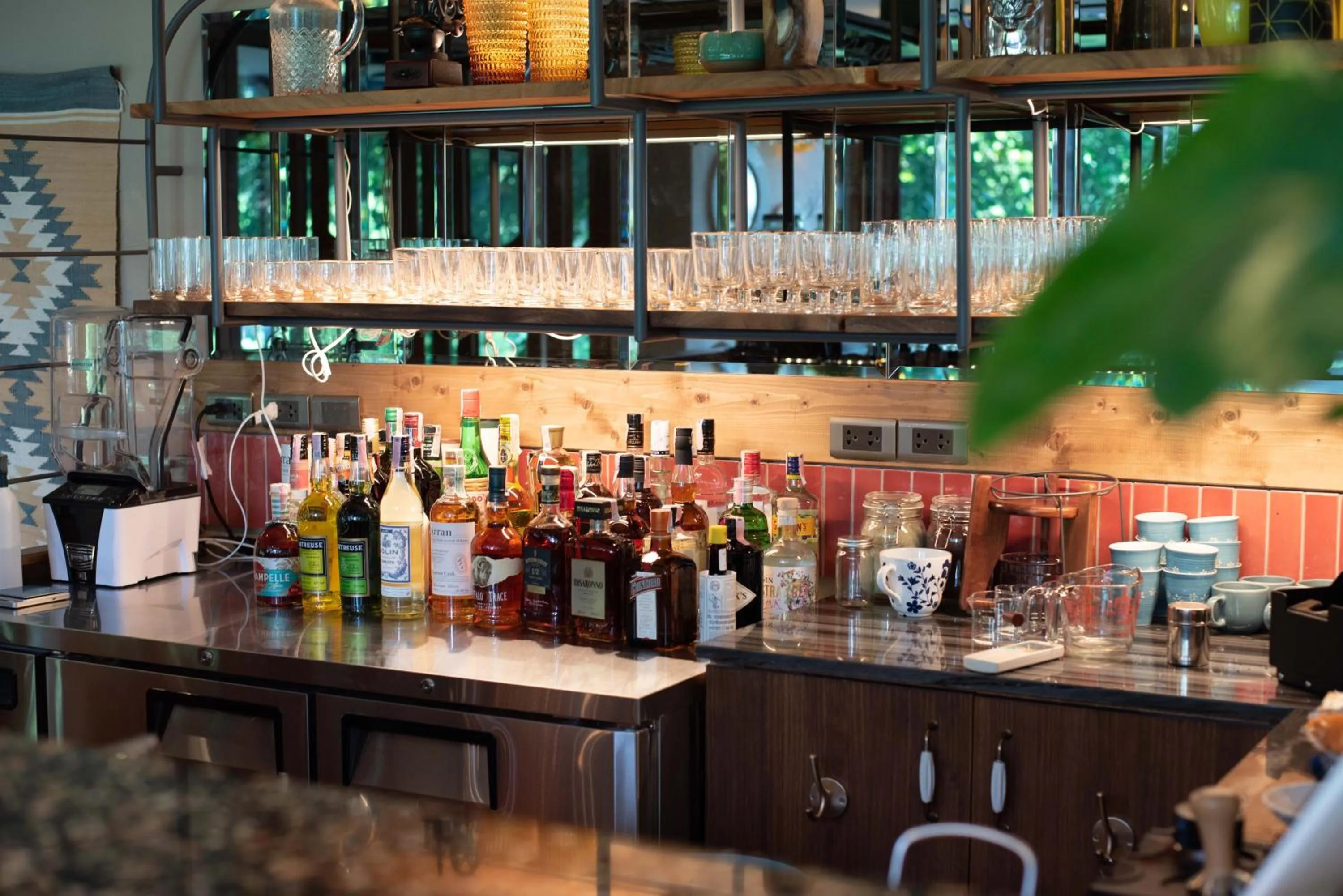 Restaurant/places to eat in Tints of Blue Hotel