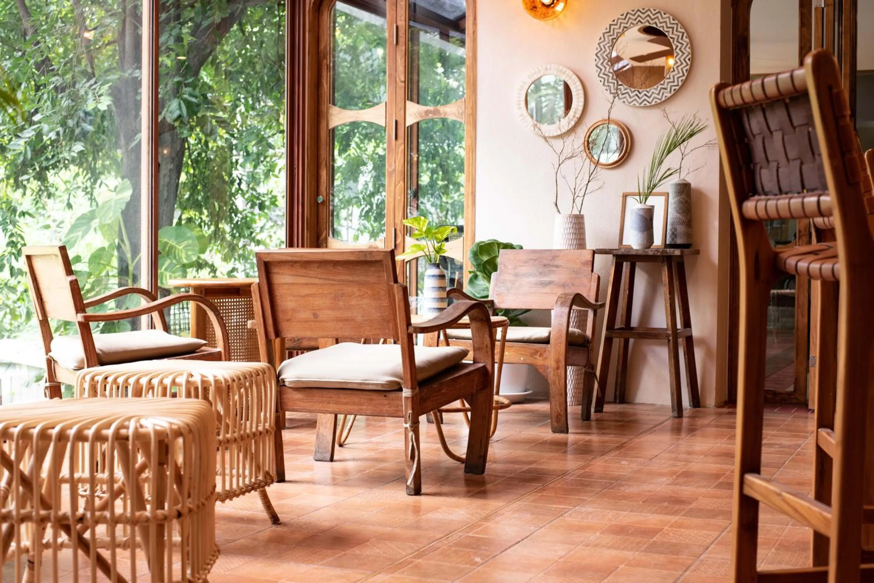 Restaurant/places to eat in Tints of Blue Hotel