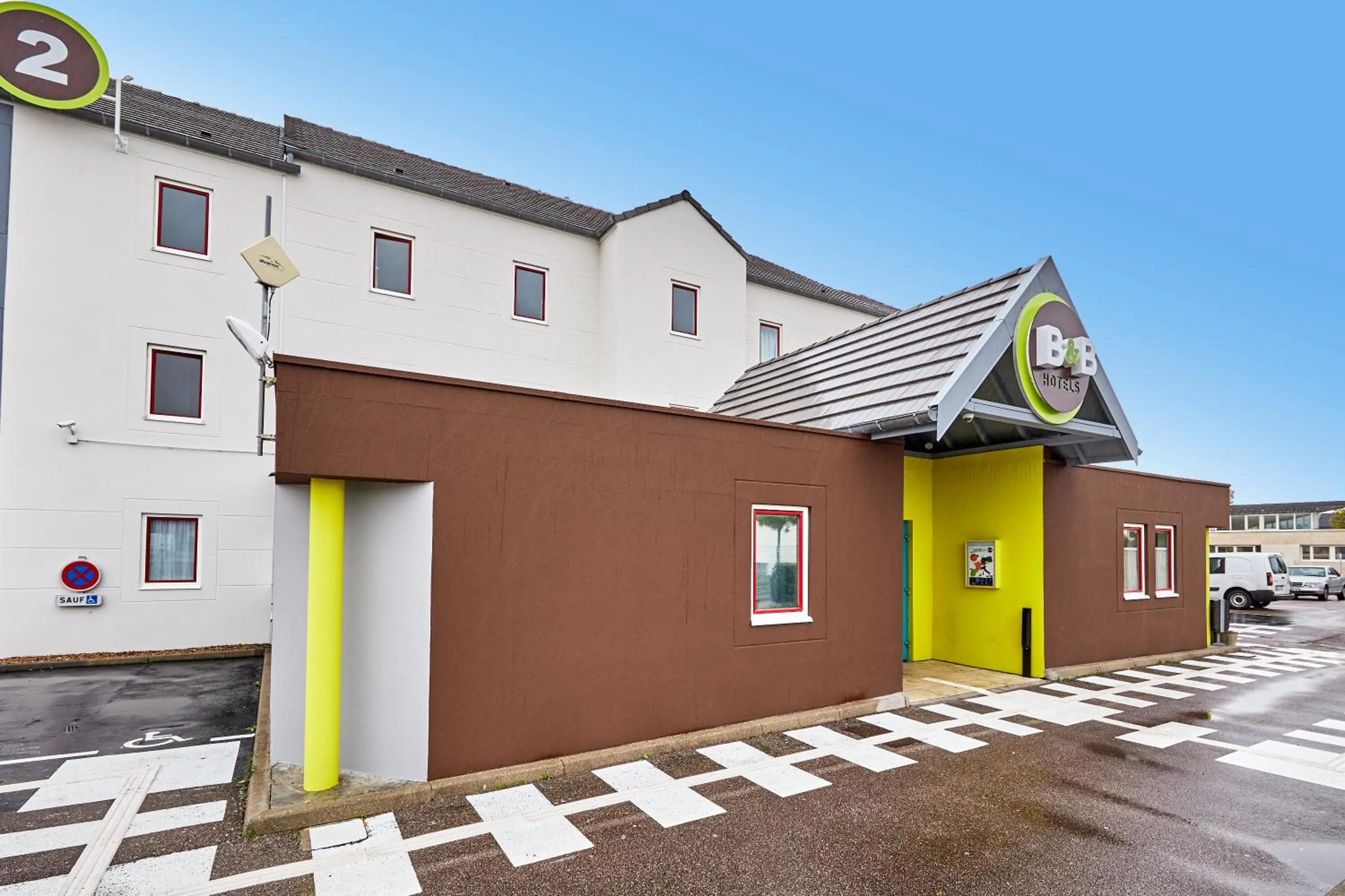 Facade/entrance in B&B HOTEL Le Havre Harfleur 2