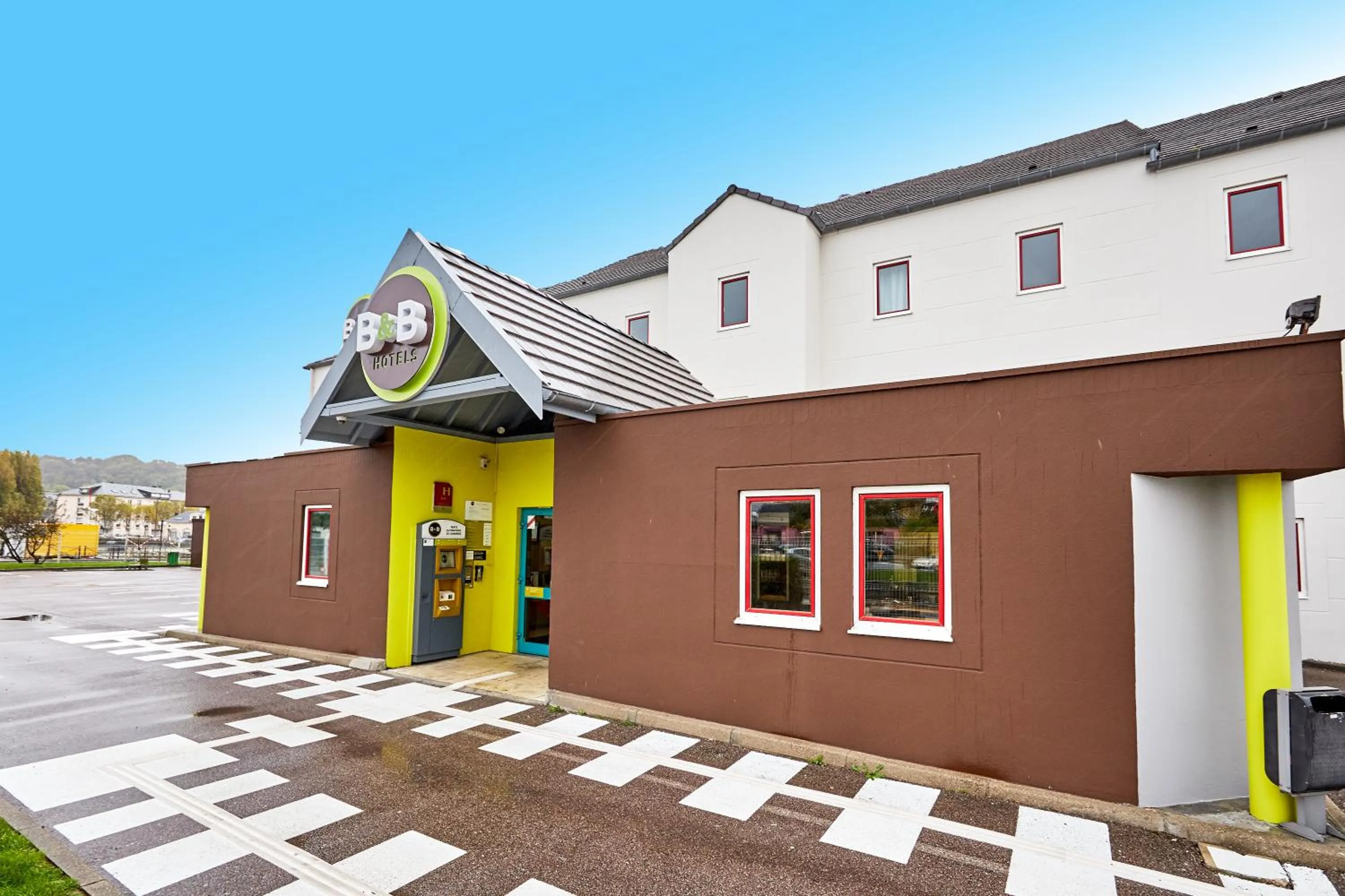 Facade/entrance in B&B HOTEL Le Havre Harfleur 2