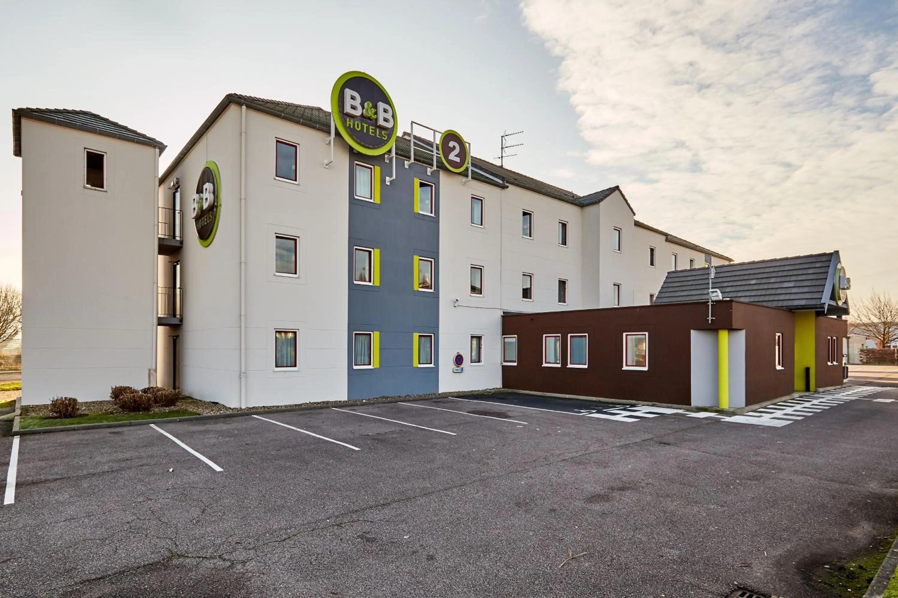 Facade/entrance in B&B HOTEL Le Havre Harfleur 2