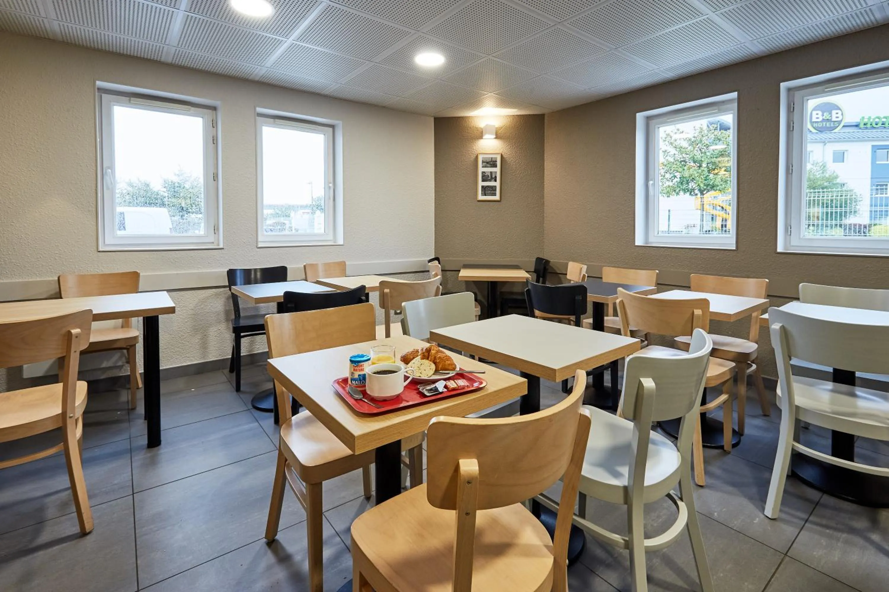 Buffet breakfast in B&B HOTEL Le Havre Harfleur 2