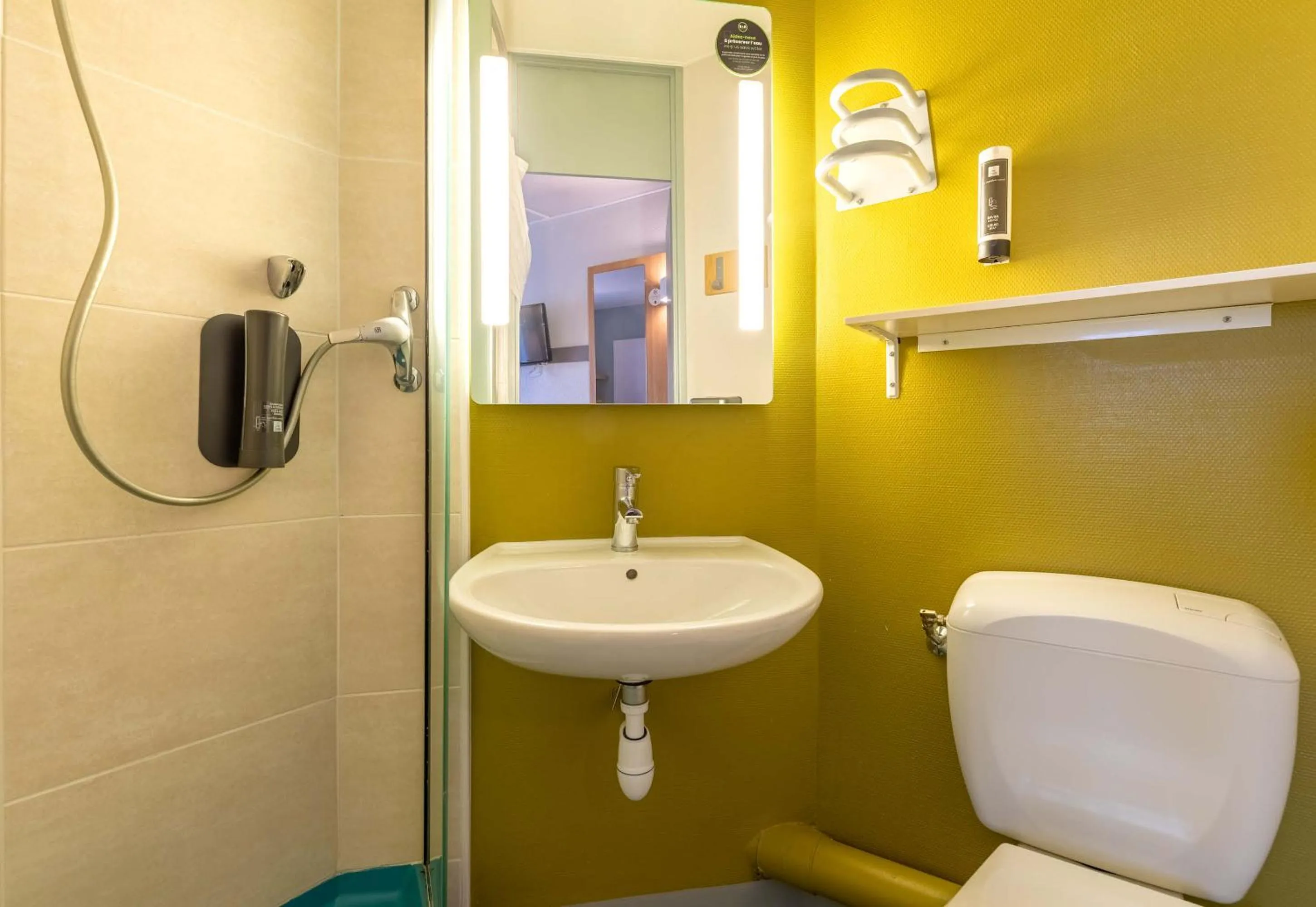 Bathroom in B&B HOTEL Le Havre Harfleur 2