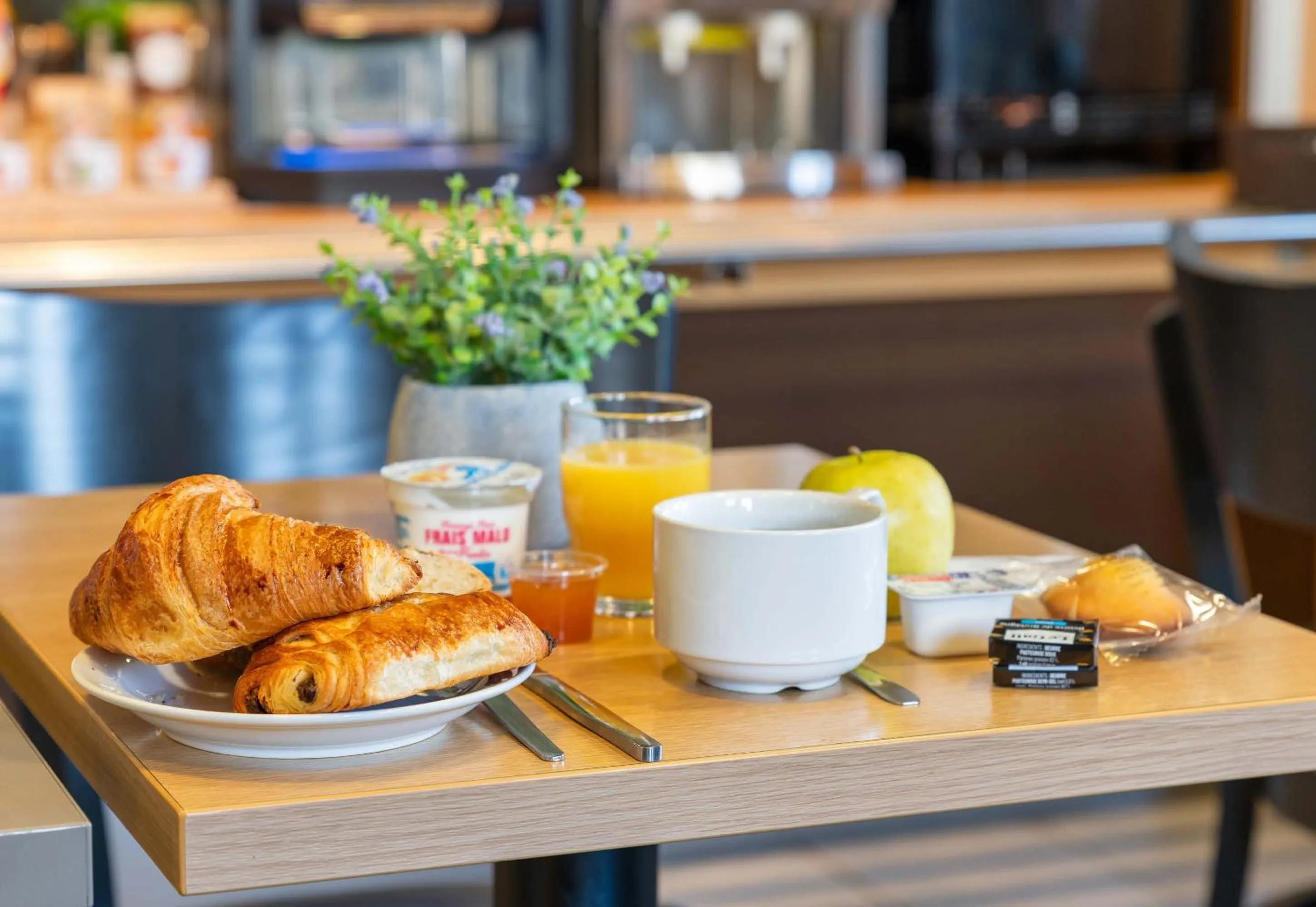 Continental breakfast in B&B HOTEL Lyon Saint-Bonnet Mi-Plaine