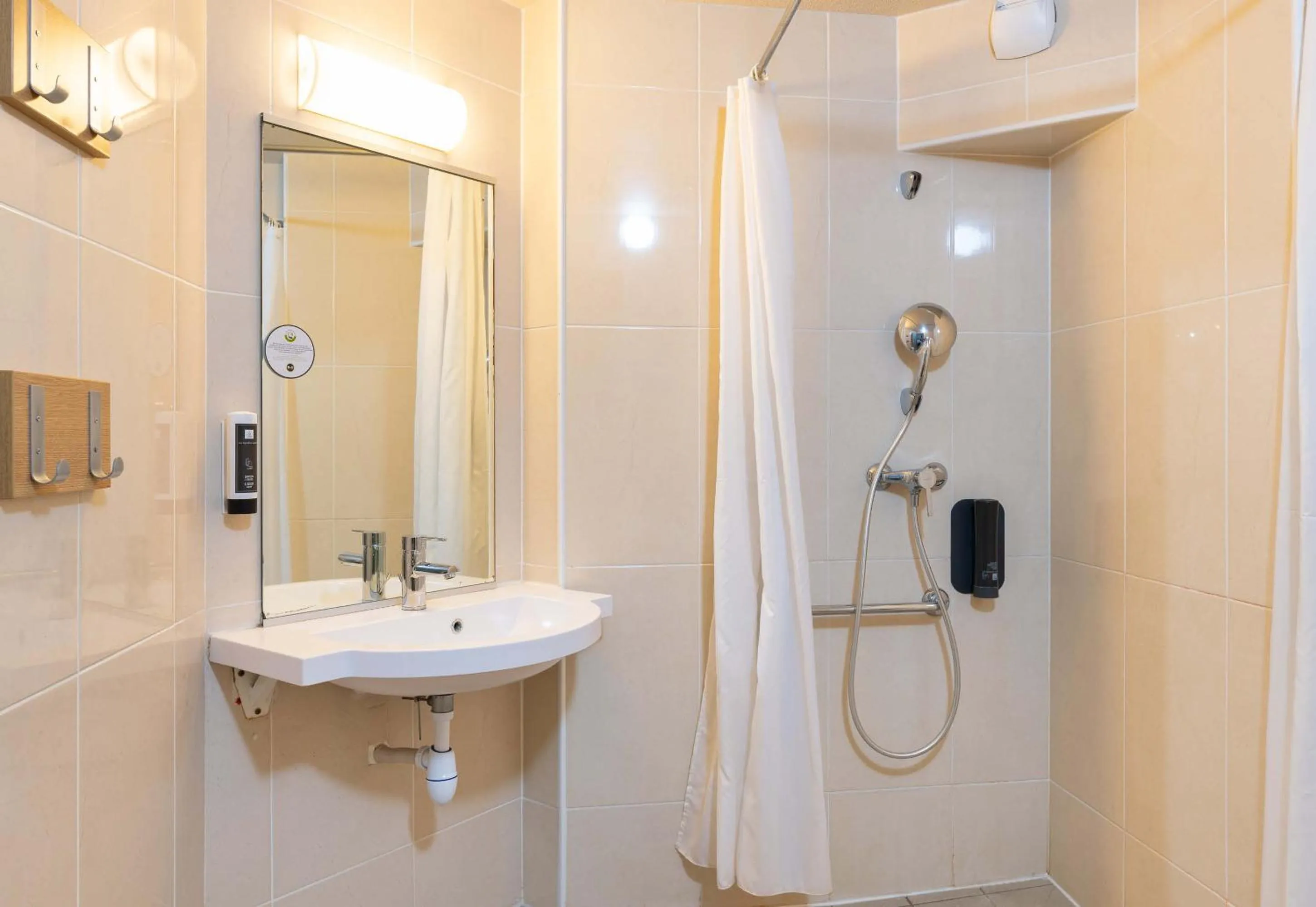 Bathroom in B&B HOTEL Lyon Saint-Bonnet Mi-Plaine