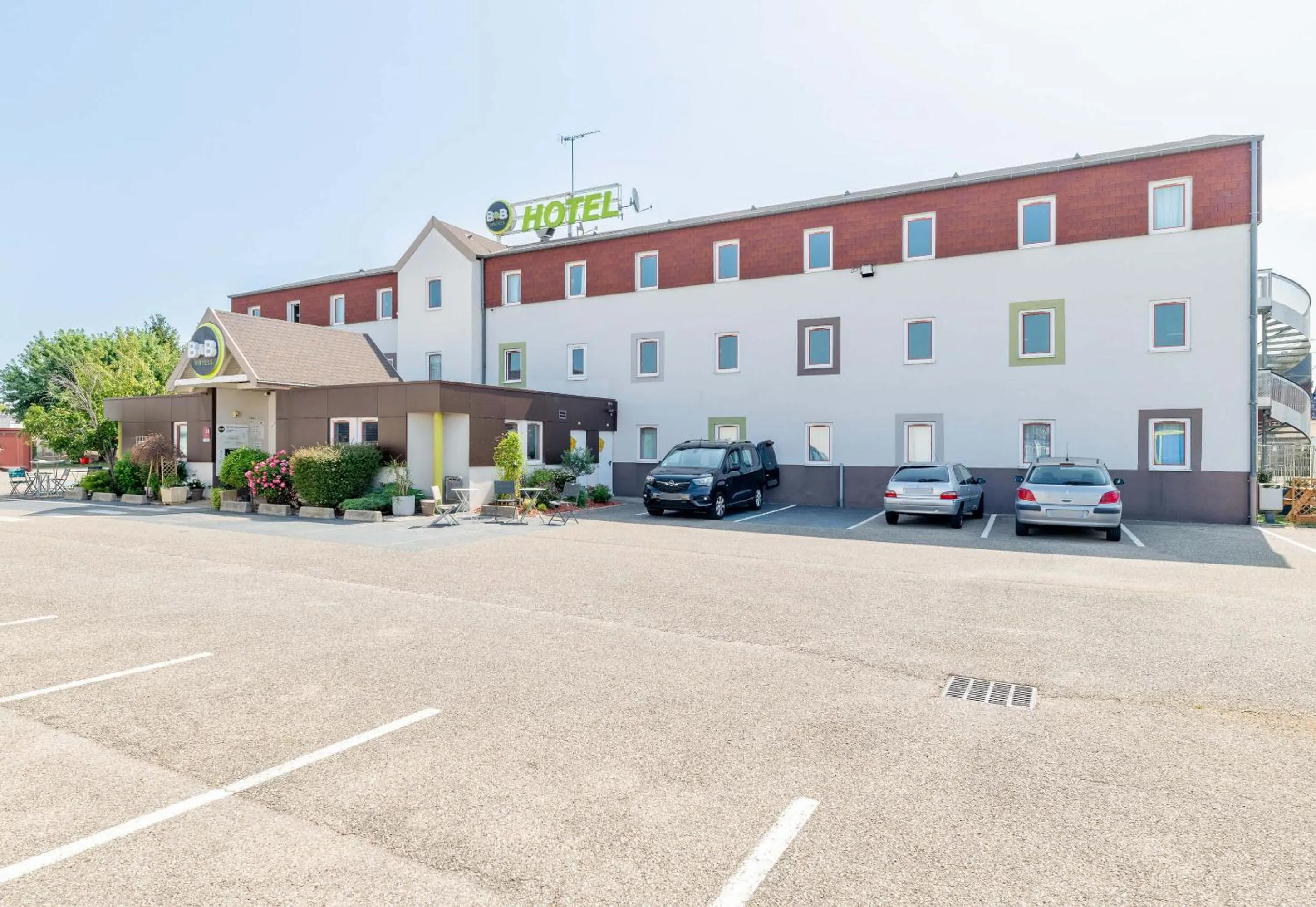 Facade/entrance in B&B HOTEL Lyon Saint-Bonnet Mi-Plaine