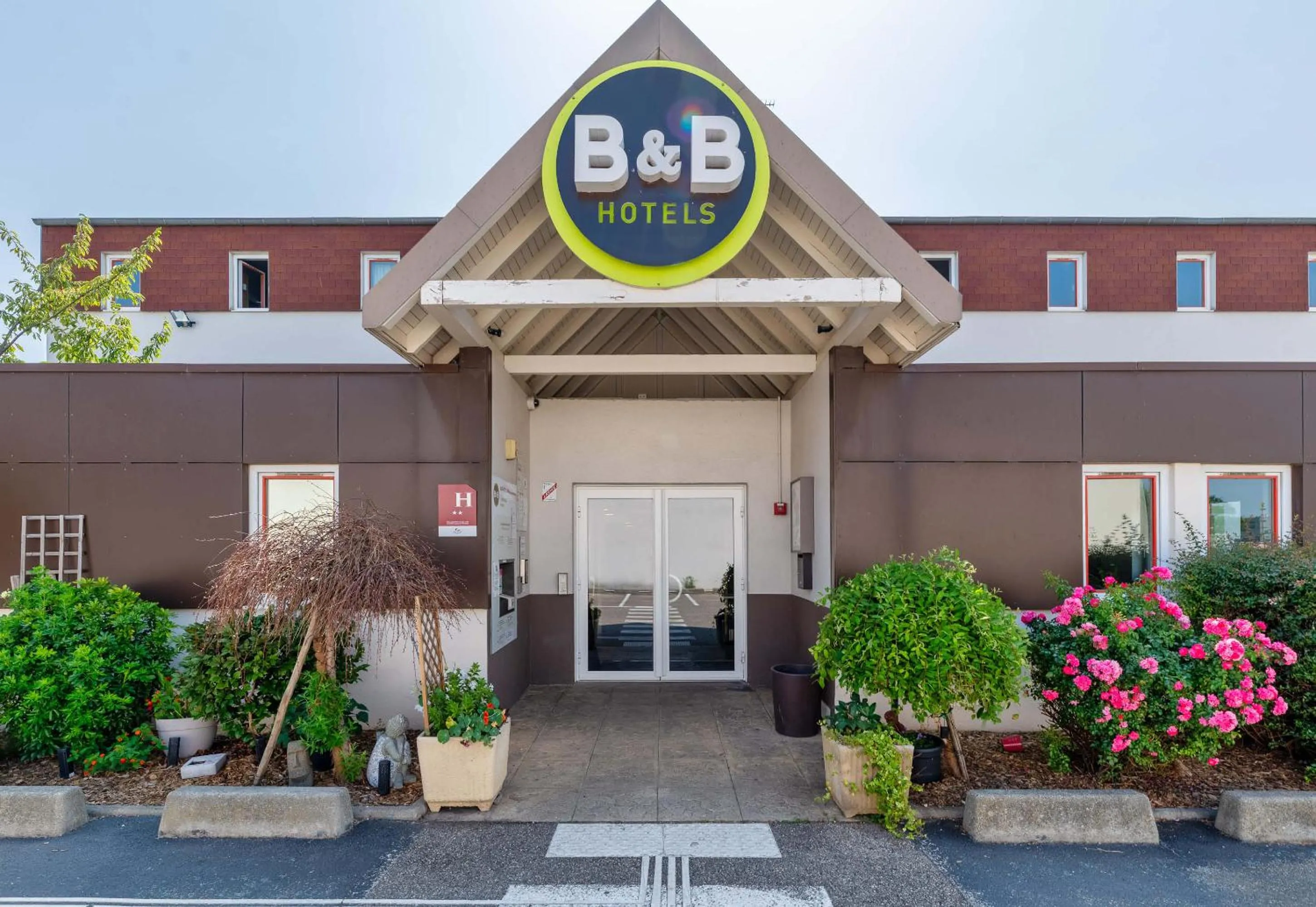 Facade/entrance in B&B HOTEL Lyon Saint-Bonnet Mi-Plaine
