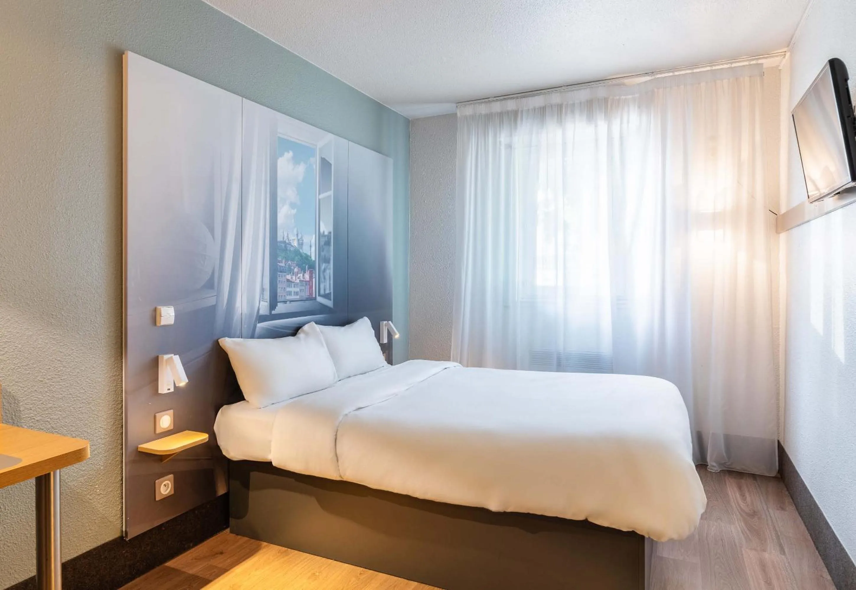 Bedroom, Bed in B&B HOTEL Lyon Saint-Bonnet Mi-Plaine