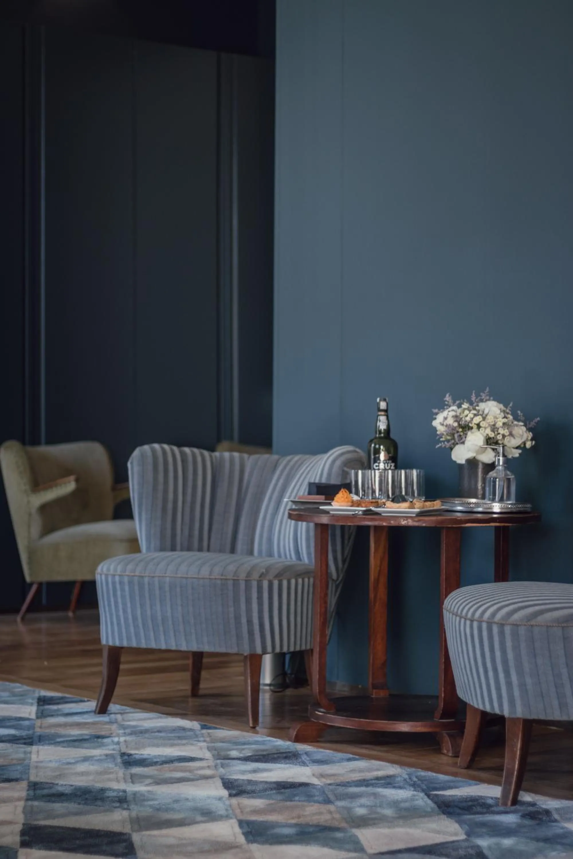 Seating area in Condes de Azevedo Palace Apartments