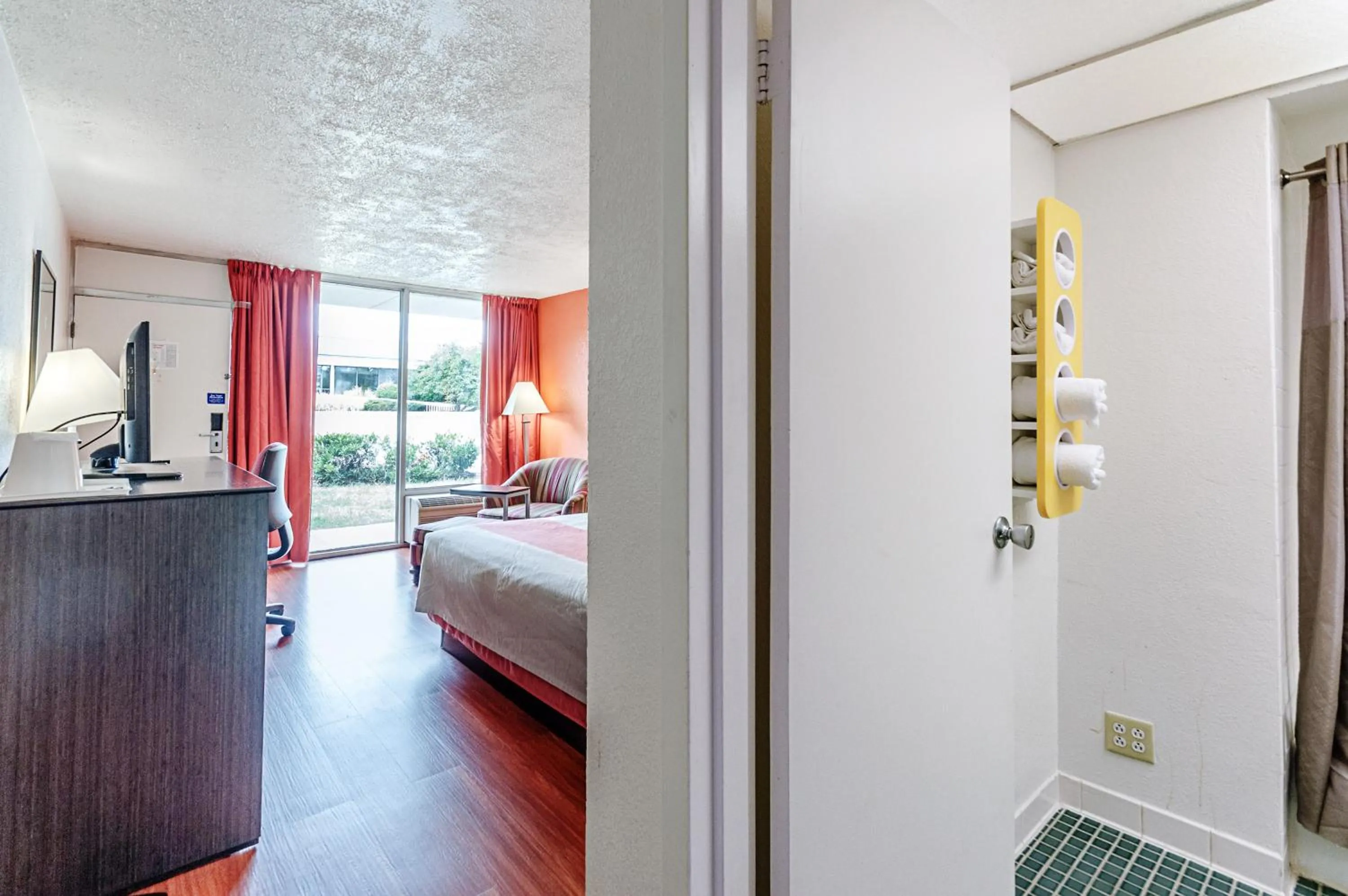 Bathroom, Bed in Motel 6-Dumfries, VA