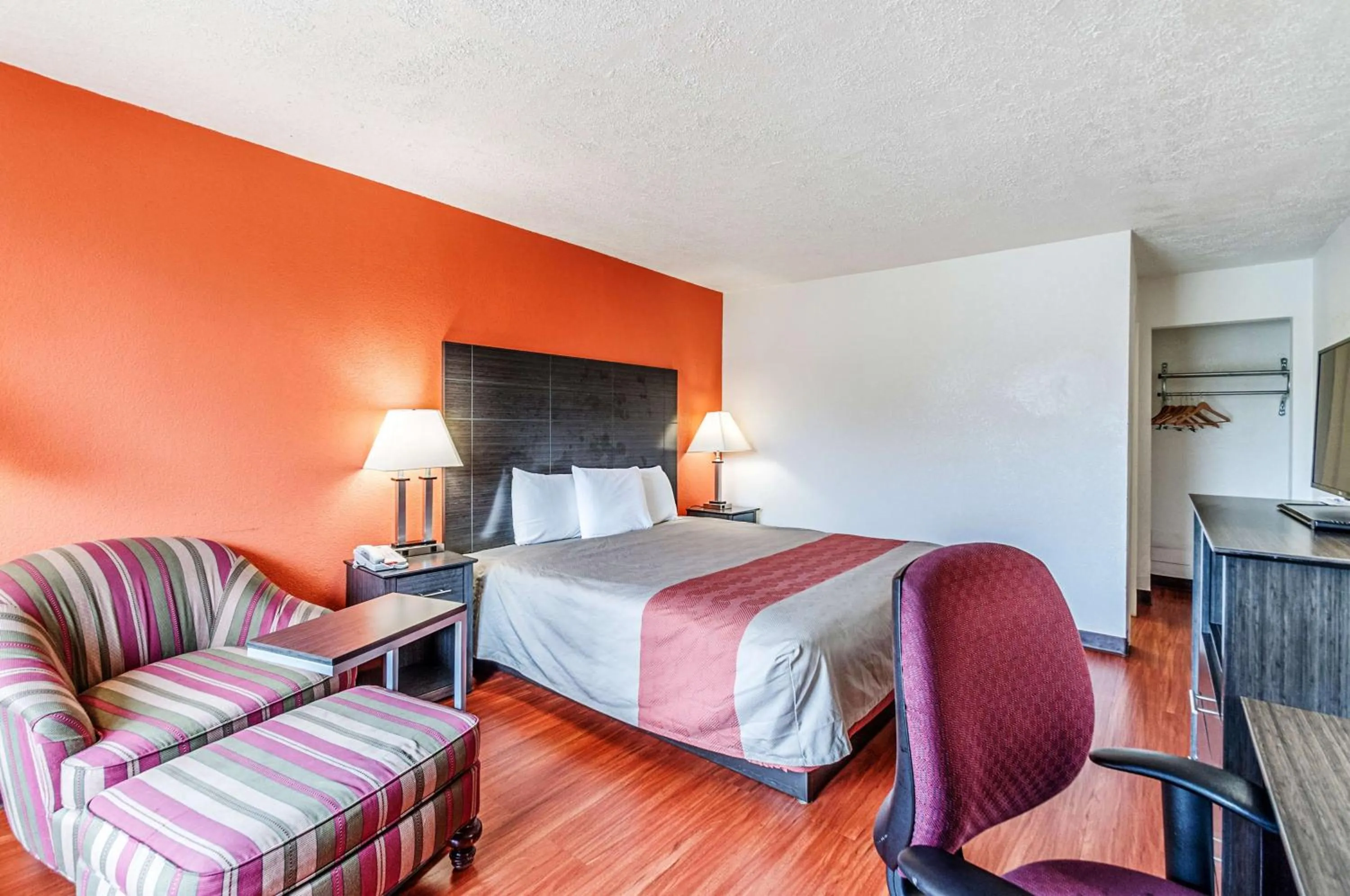 Photo of the whole room, Bed in Motel 6-Dumfries, VA