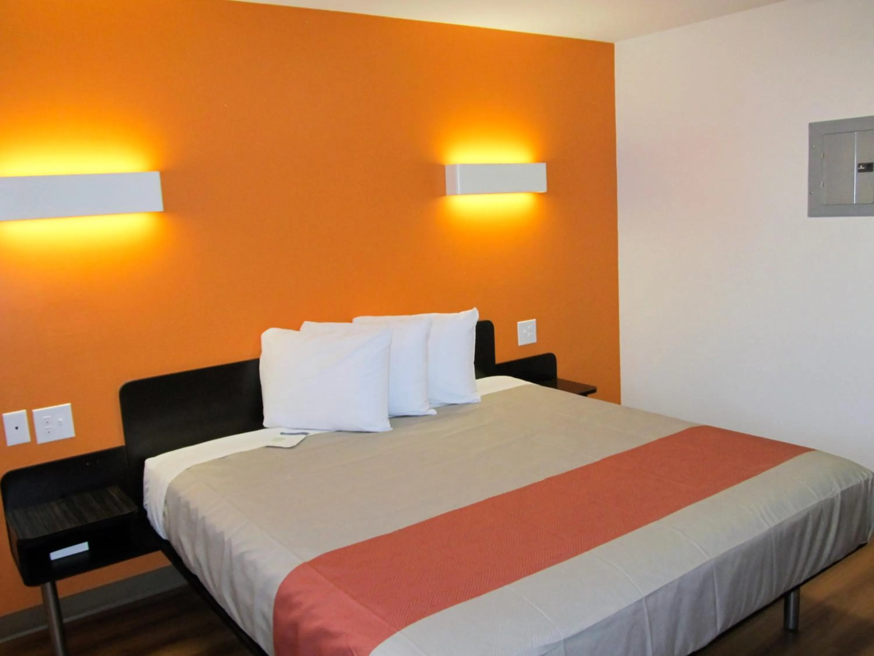 Bedroom, Bed in Motel 6-Augusta, GA - Fort Gordon