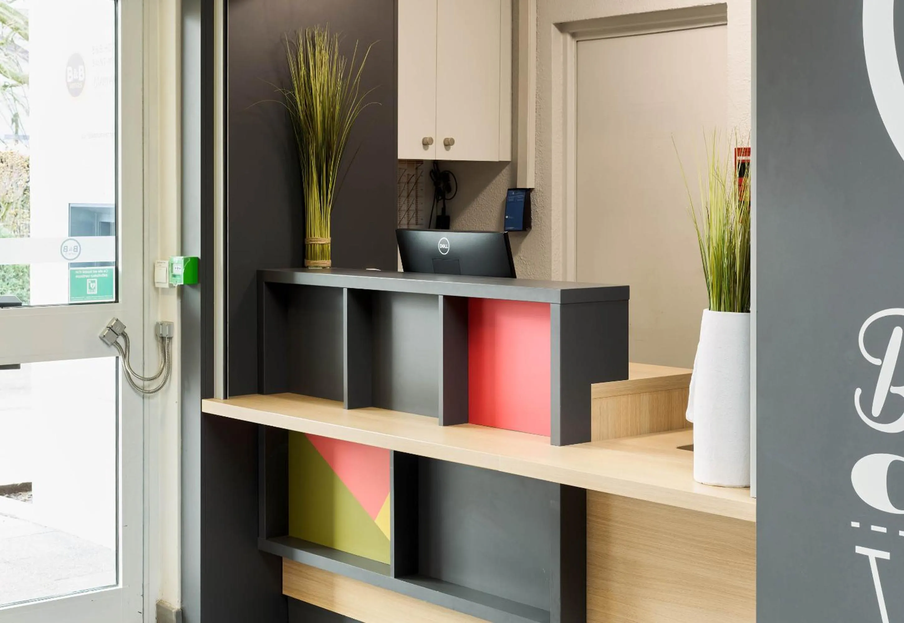 Lobby or reception in B&B HOTEL Saint-Michel sur Orge