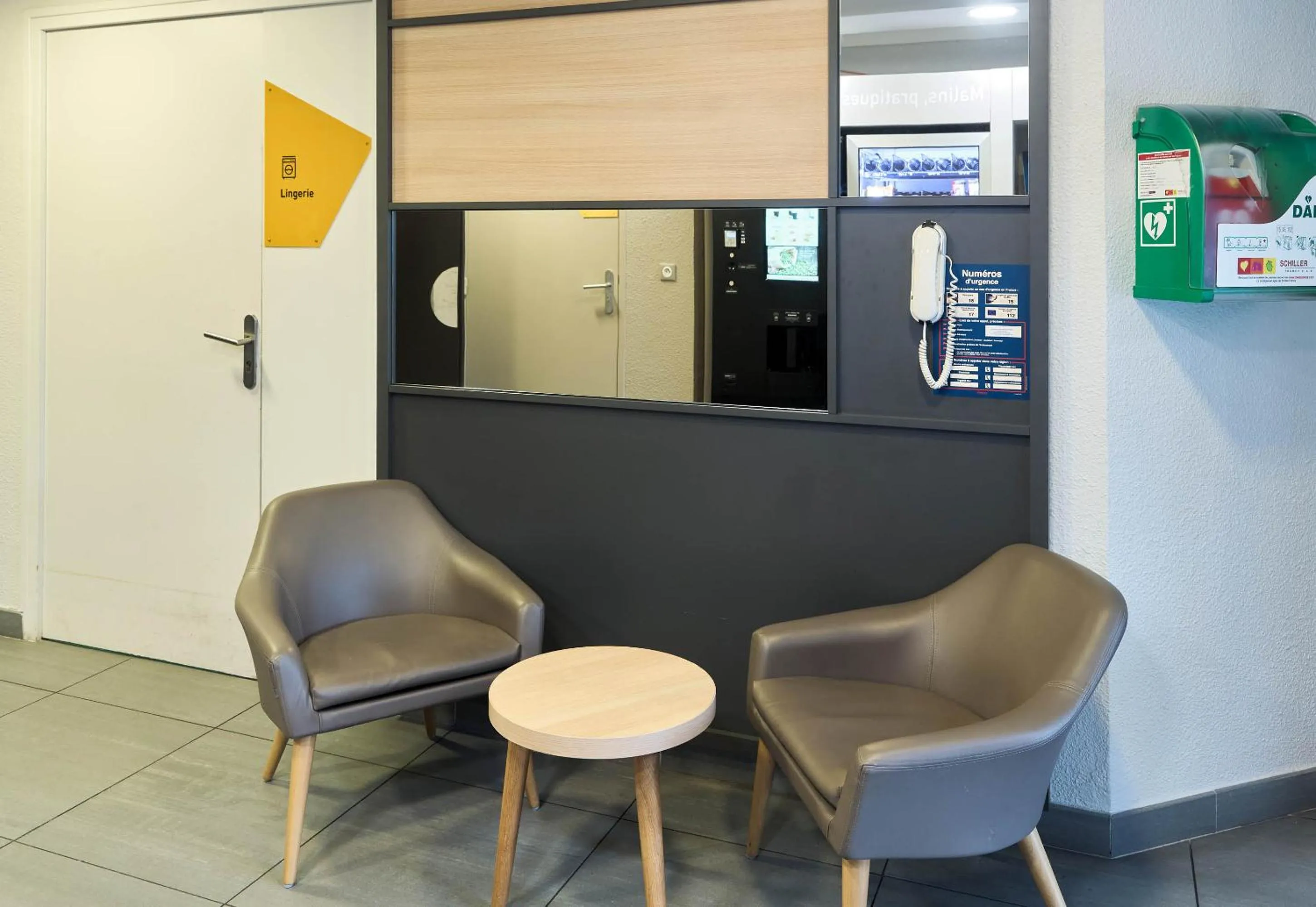 Seating area in B&B HOTEL Saint-Michel sur Orge