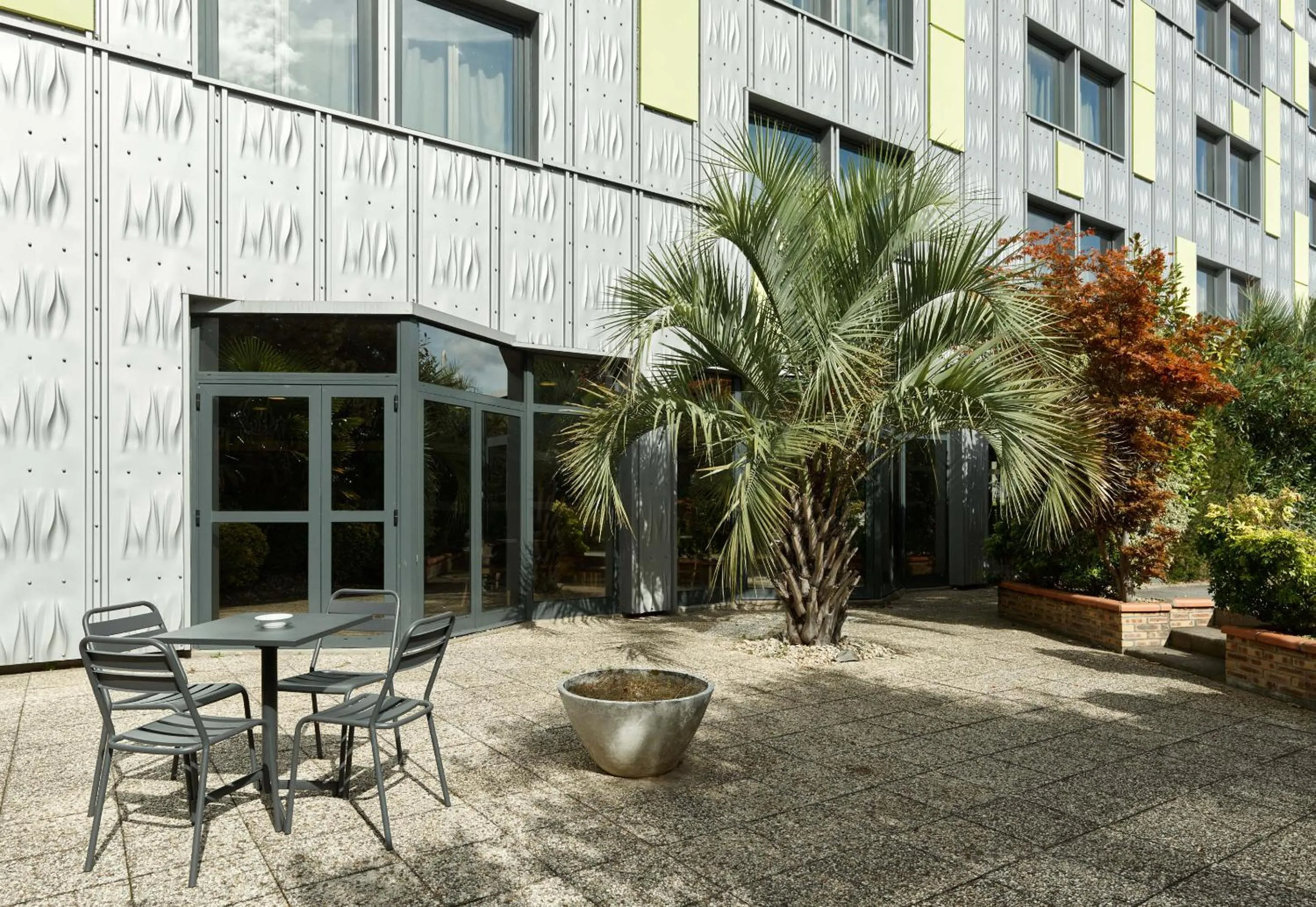 Patio in B&B HOTEL Orly Rungis Aéroport 2 étoiles