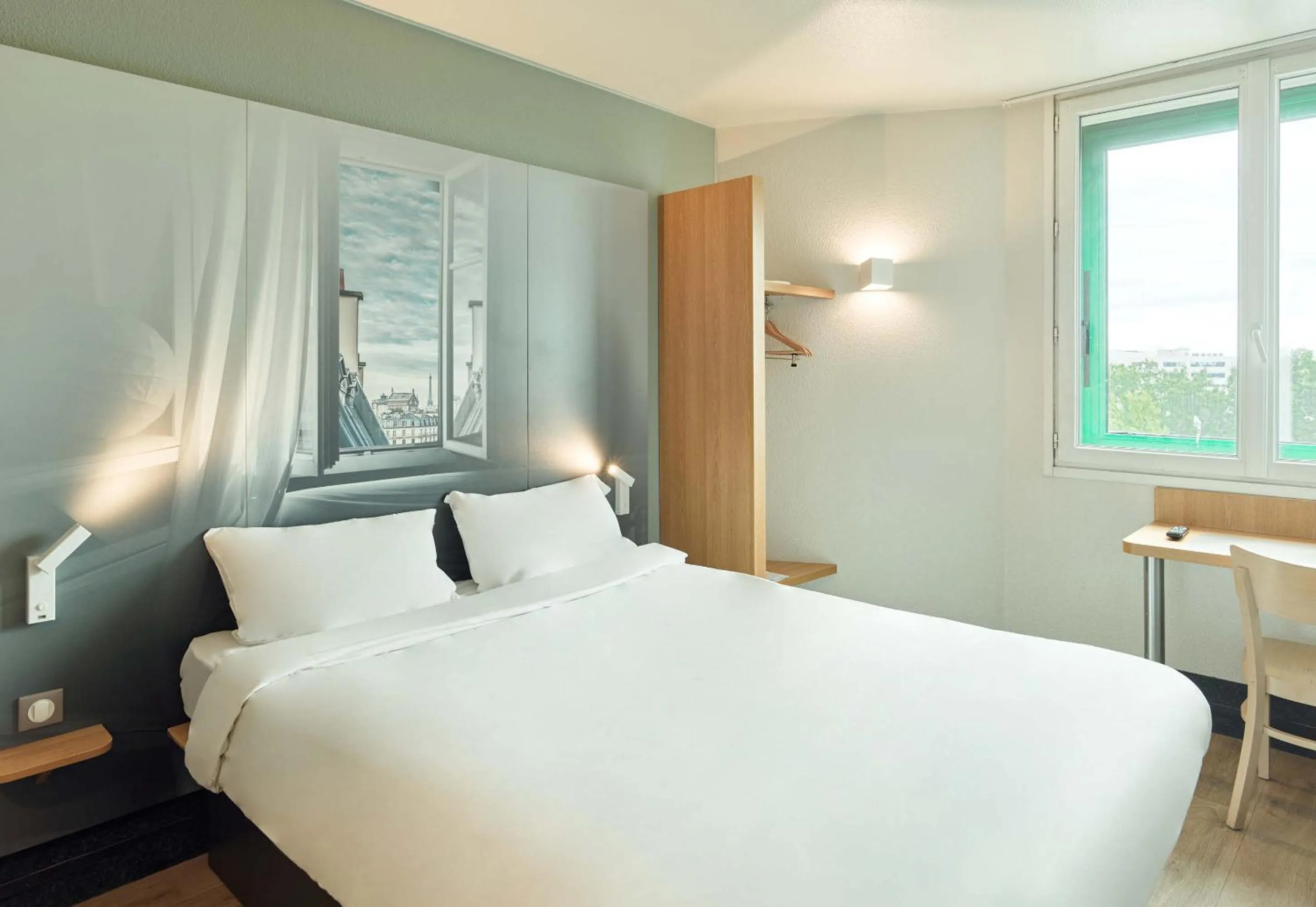 Bedroom, Bed in B&B HOTEL Orly Rungis Aéroport 2 étoiles