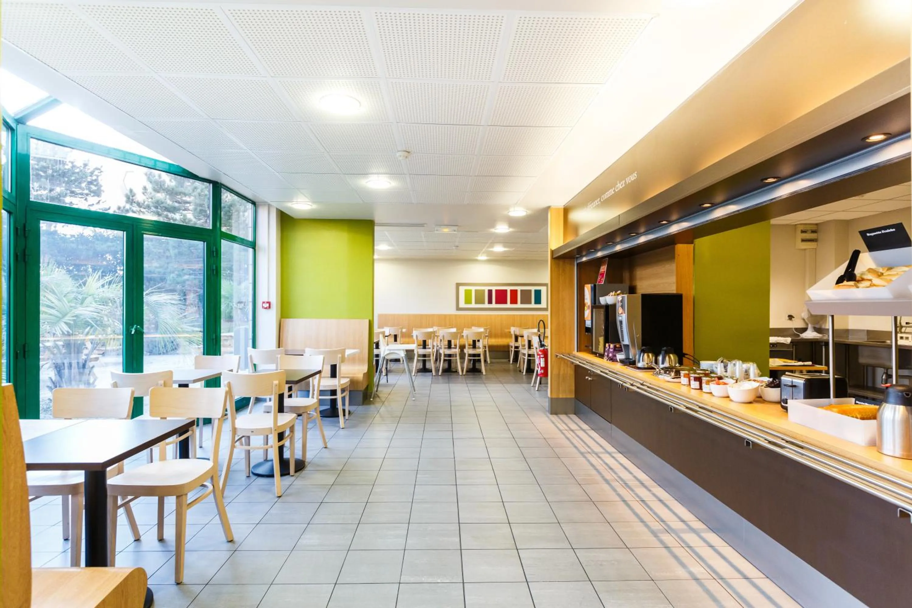 Communal lounge/ TV room in B&B HOTEL Orly Rungis Aéroport 2 étoiles