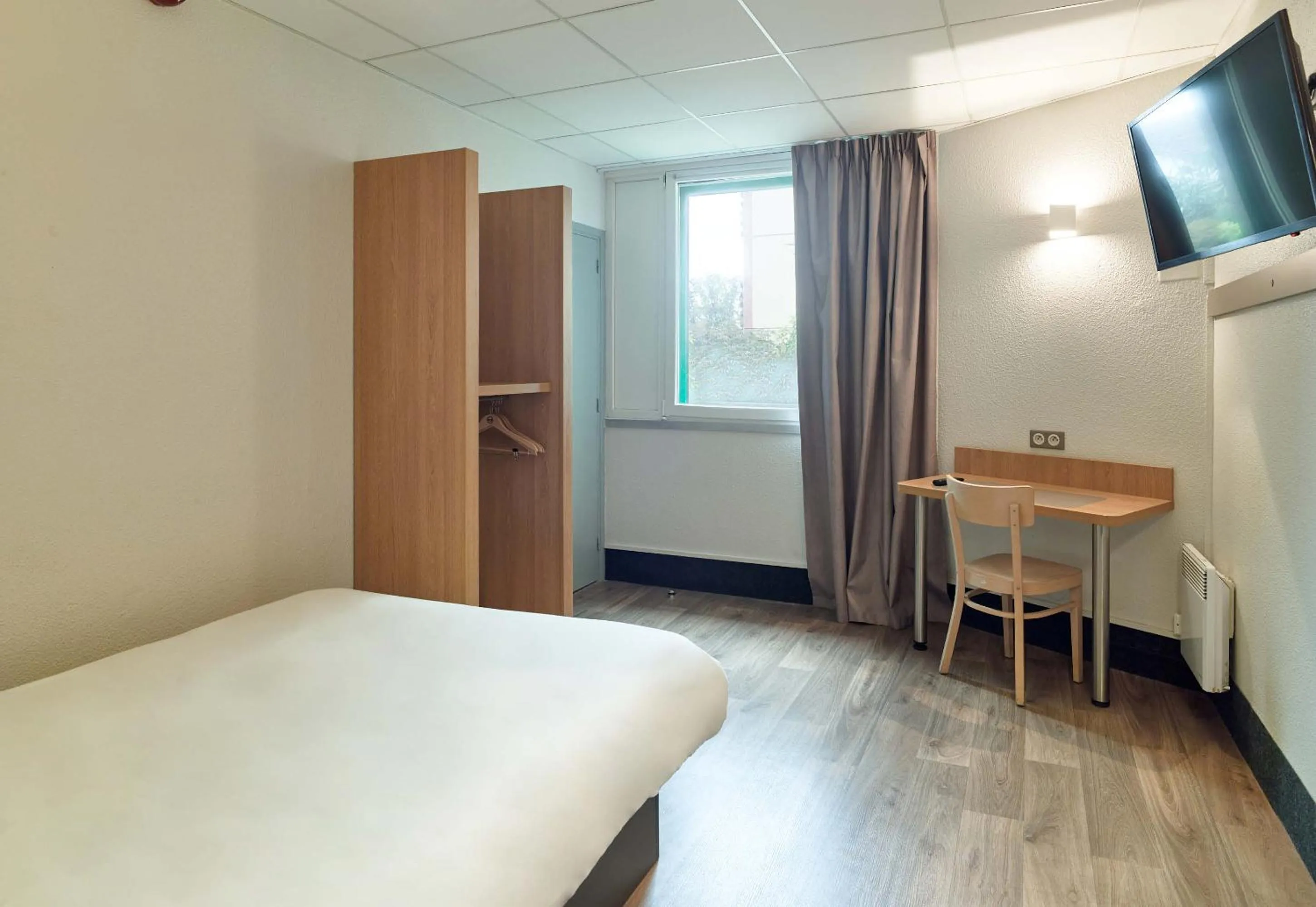 Bedroom, Bed in B&B HOTEL Orly Rungis Aéroport 2 étoiles