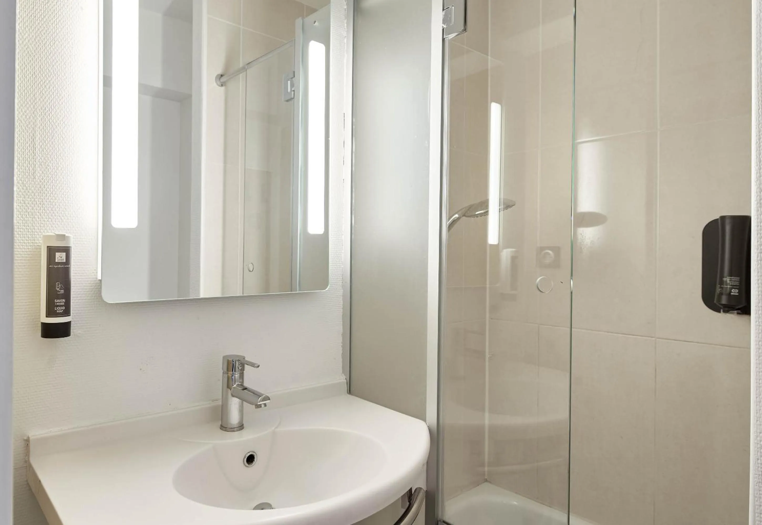 Bathroom in B&B HOTEL Orly Chevilly-Larue - Nationale 7