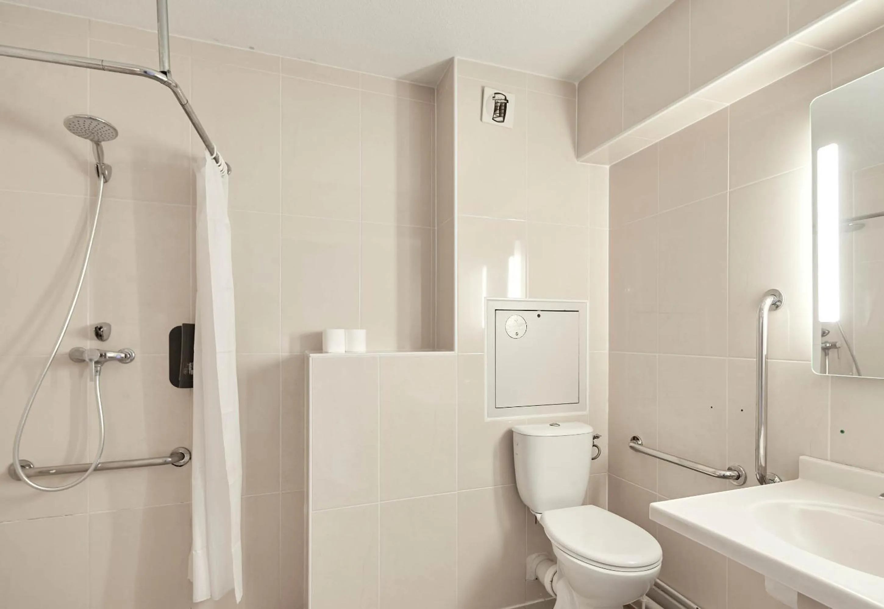 Bathroom in B&B HOTEL Orly Chevilly-Larue - Nationale 7