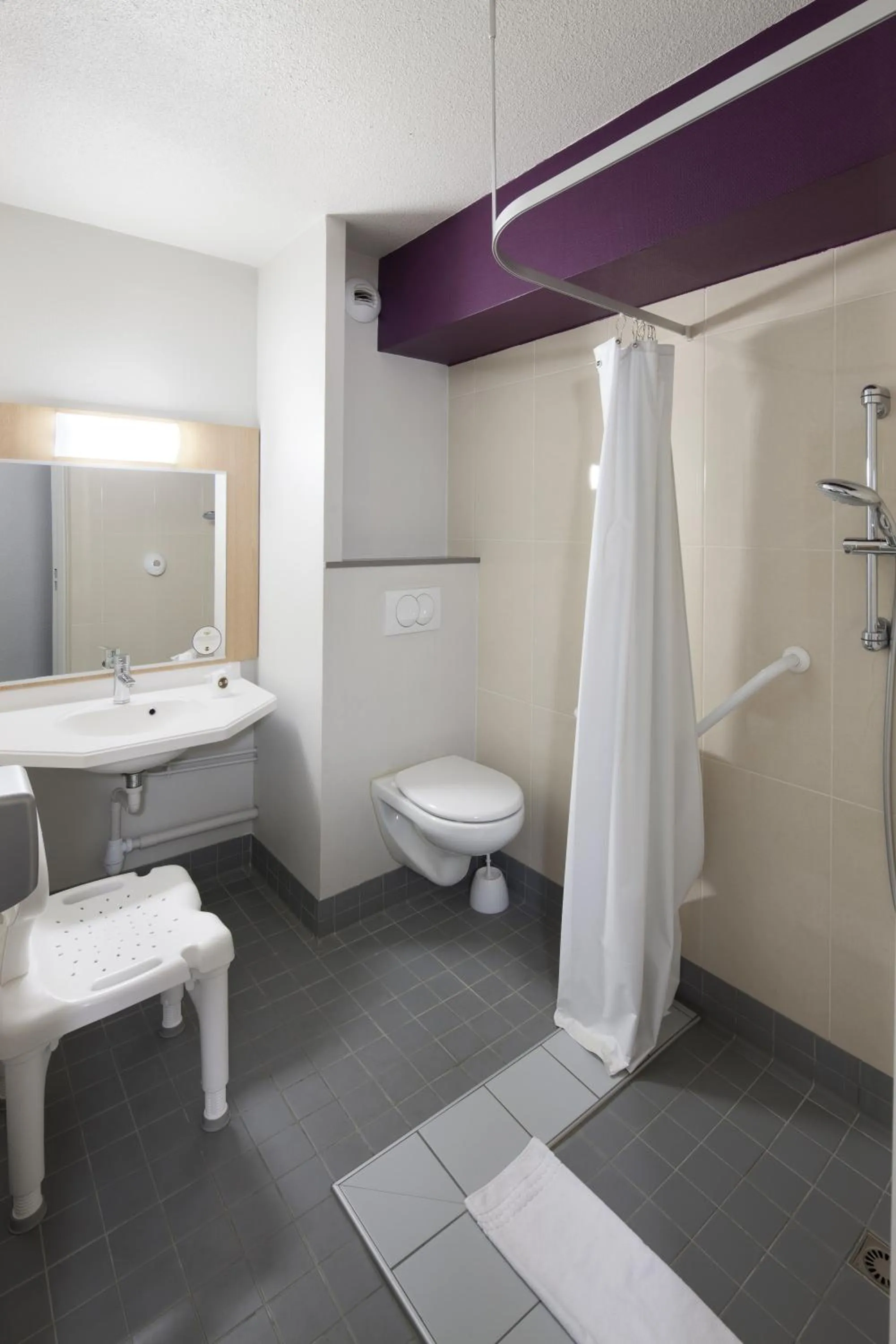 Bathroom in B&B HOTEL Orly Chevilly-Larue - Nationale 7