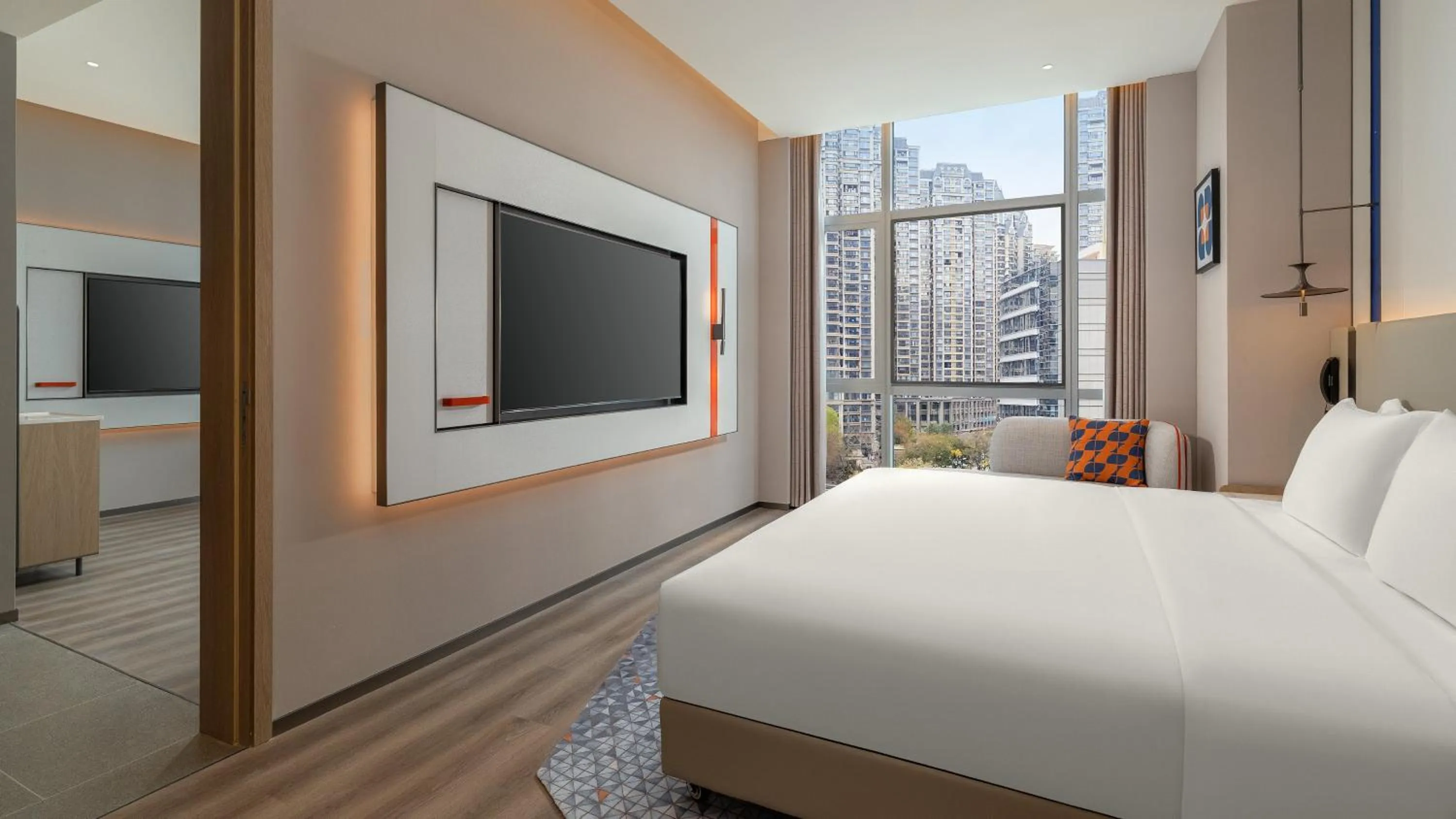 Photo of the whole room, Bed in Holiday Inn Express Kunming Dianchi Rixin Road by IHG