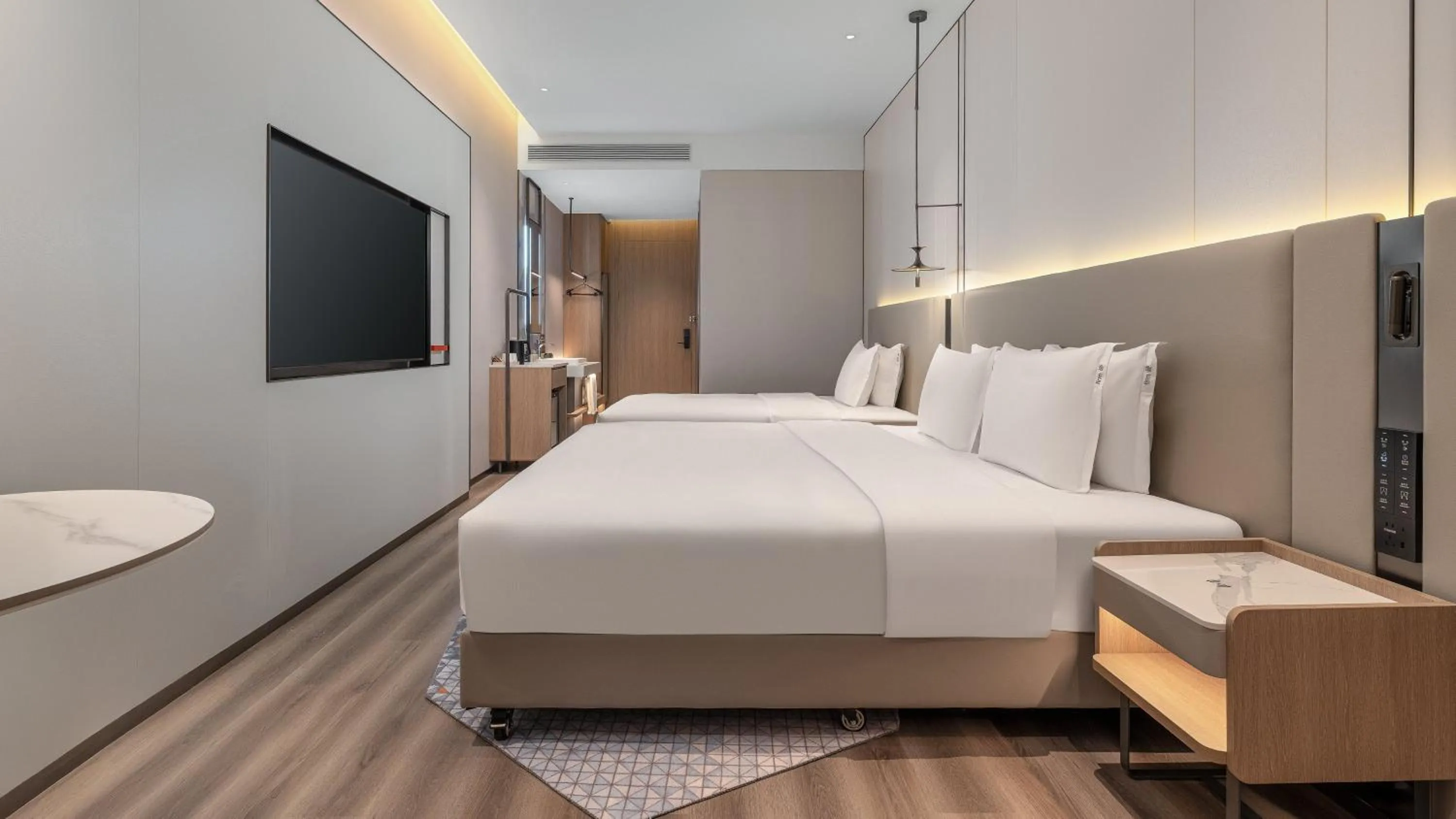 Photo of the whole room, Bed in Holiday Inn Express Kunming Dianchi Rixin Road by IHG