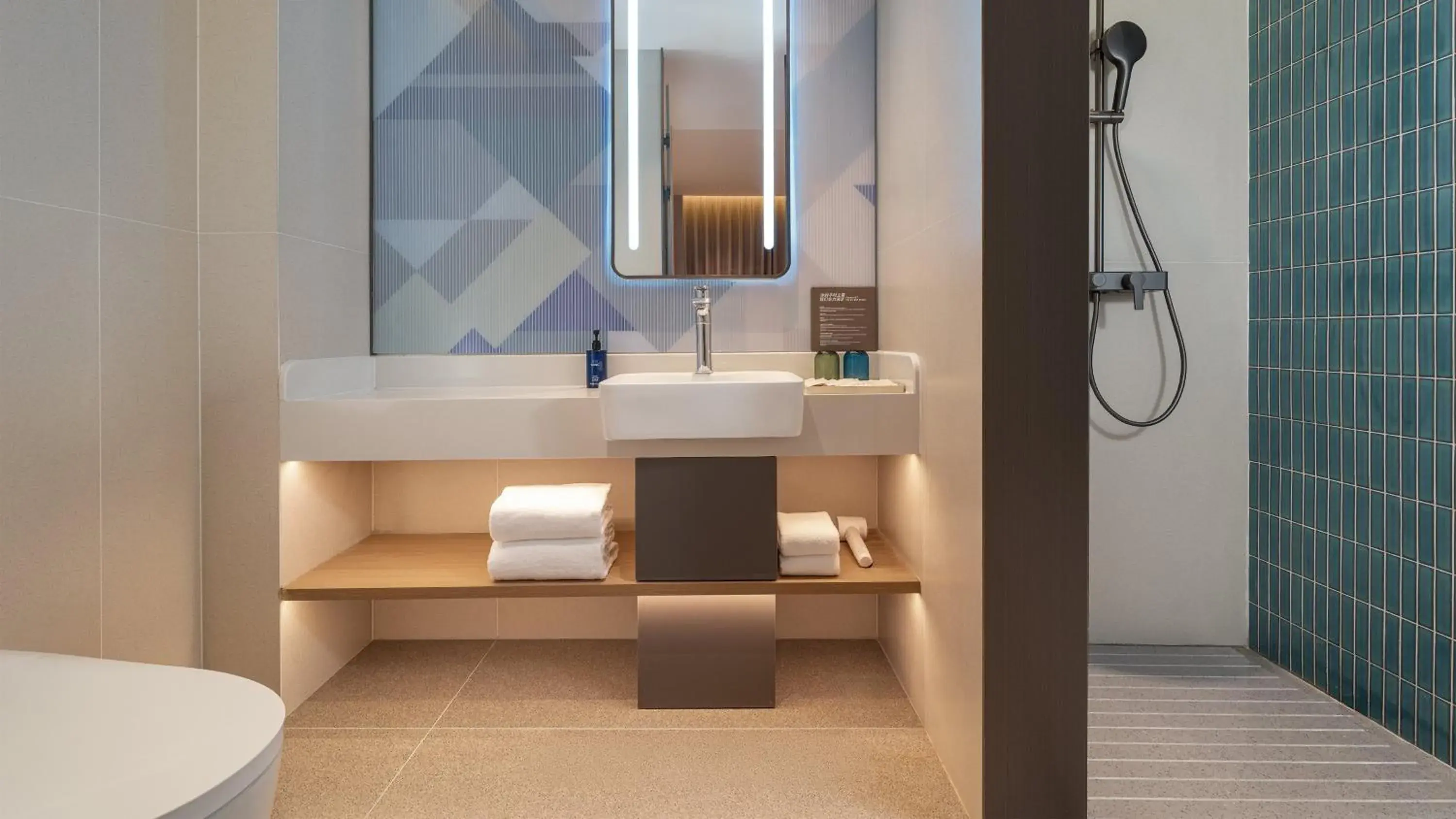 Standard King Room with Extra Floor Space in Holiday Inn Express Kunming Dianchi Rixin Road by IHG Standard King Room with Extra Floor Space in Holiday Inn Express Kunming Dianchi Rixin Road by IHG