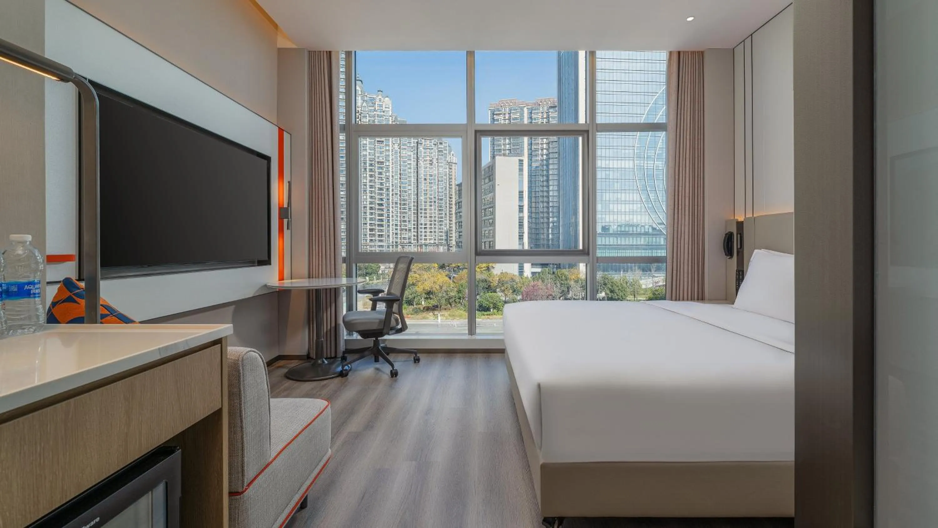 Photo of the whole room, Bed in Holiday Inn Express Kunming Dianchi Rixin Road by IHG