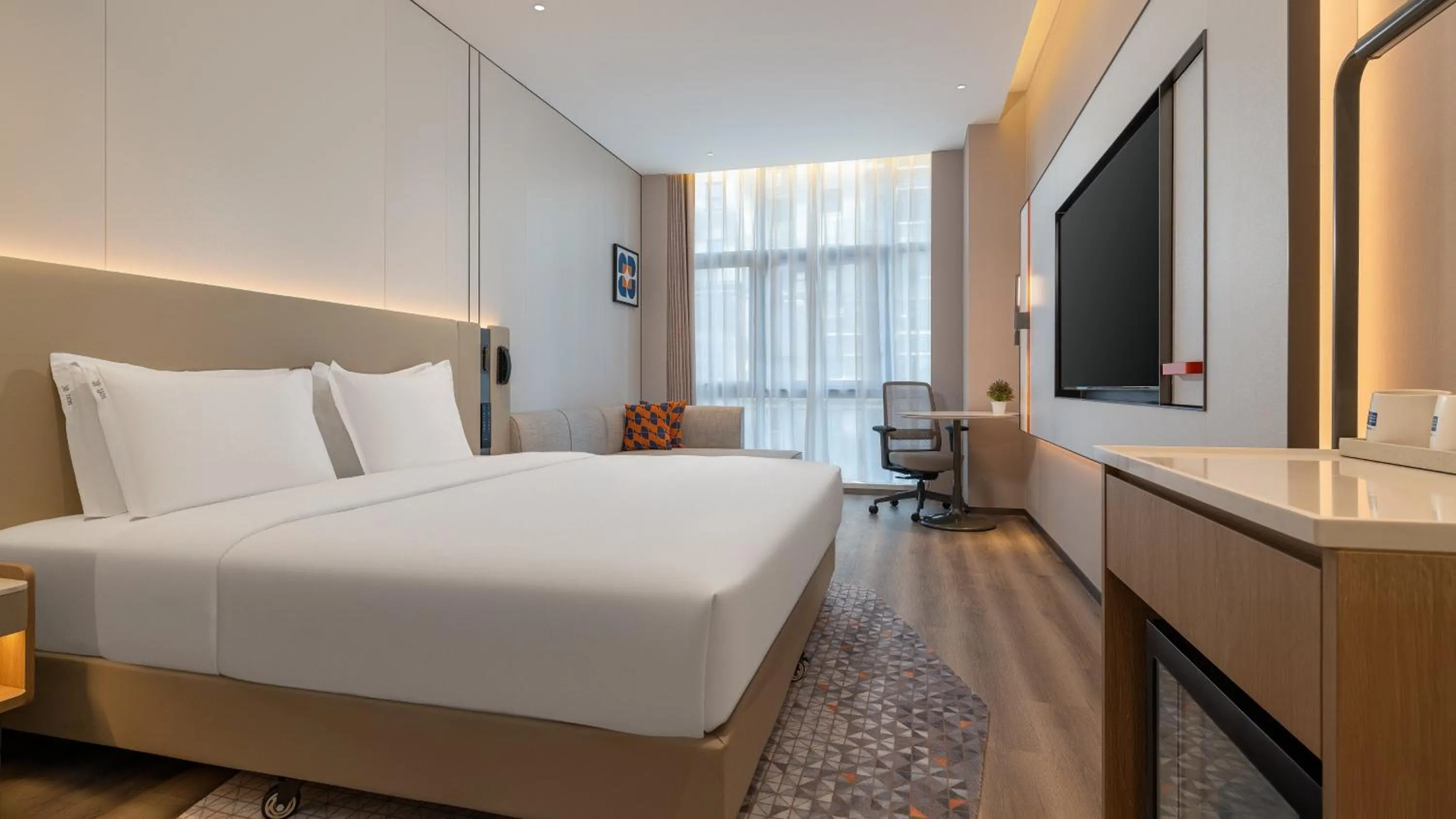 Photo of the whole room, Bed in Holiday Inn Express Kunming Dianchi Rixin Road by IHG