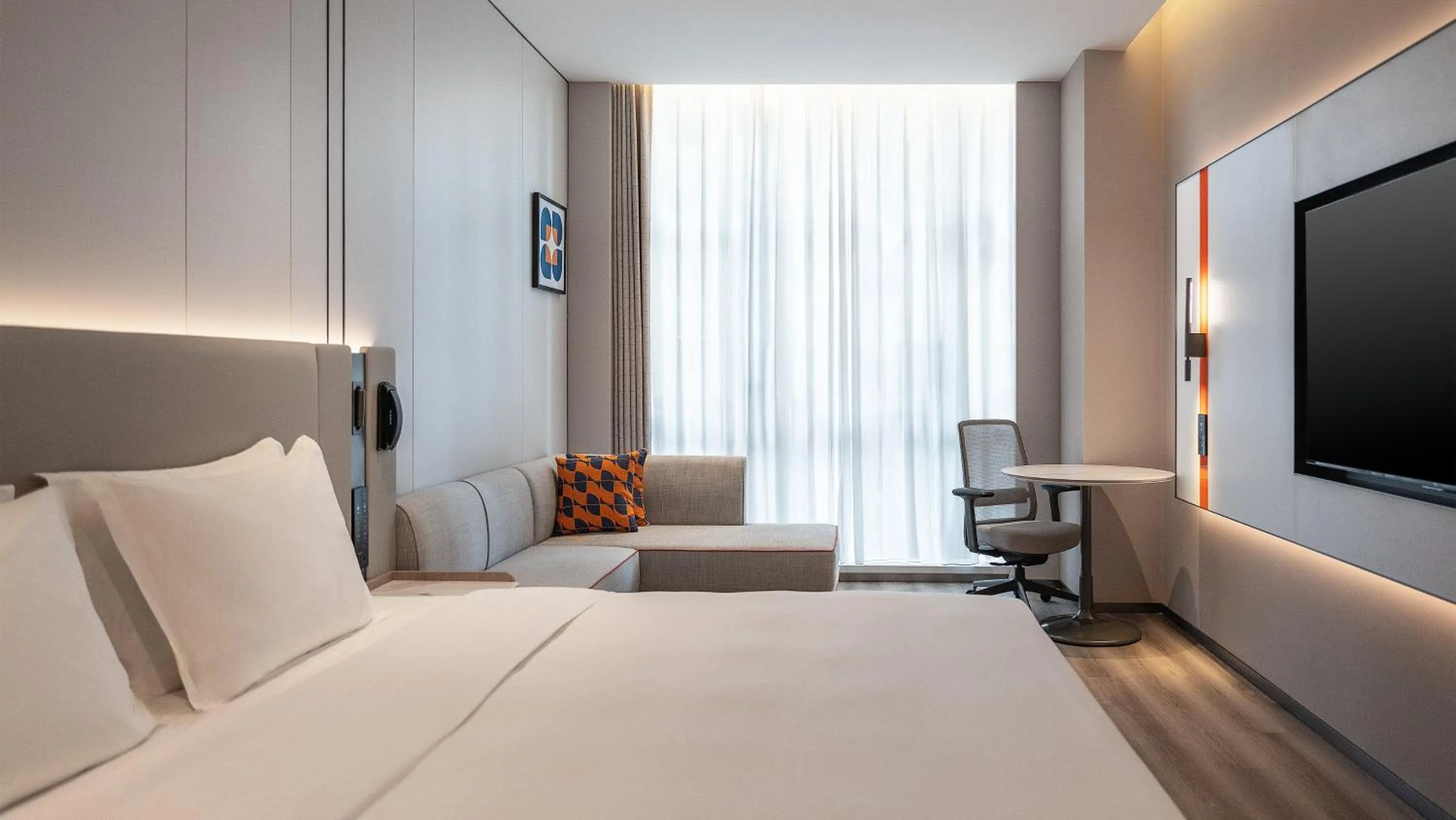 Photo of the whole room, Bed in Holiday Inn Express Kunming Dianchi Rixin Road by IHG