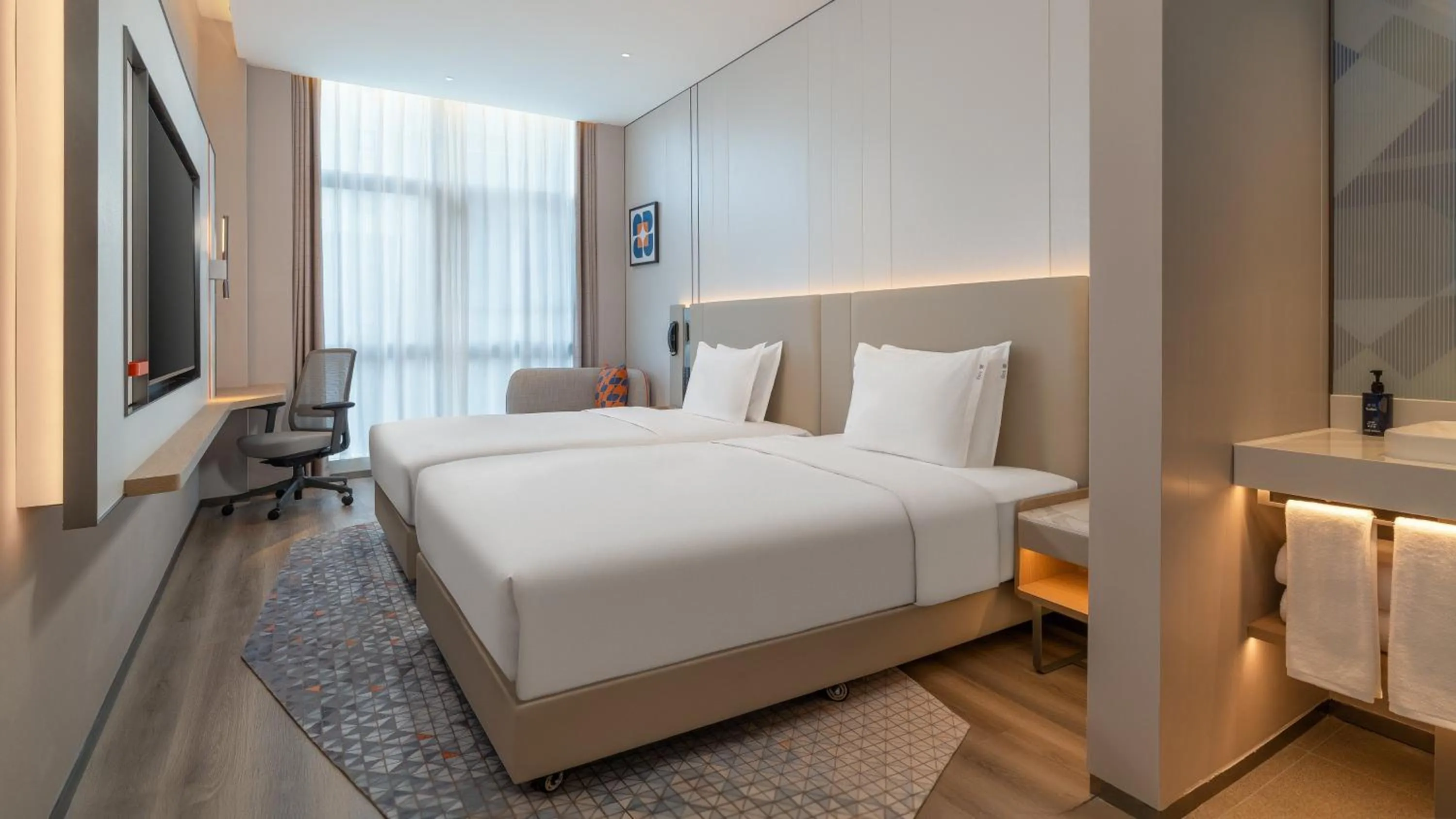 Photo of the whole room, Bed in Holiday Inn Express Kunming Dianchi Rixin Road by IHG