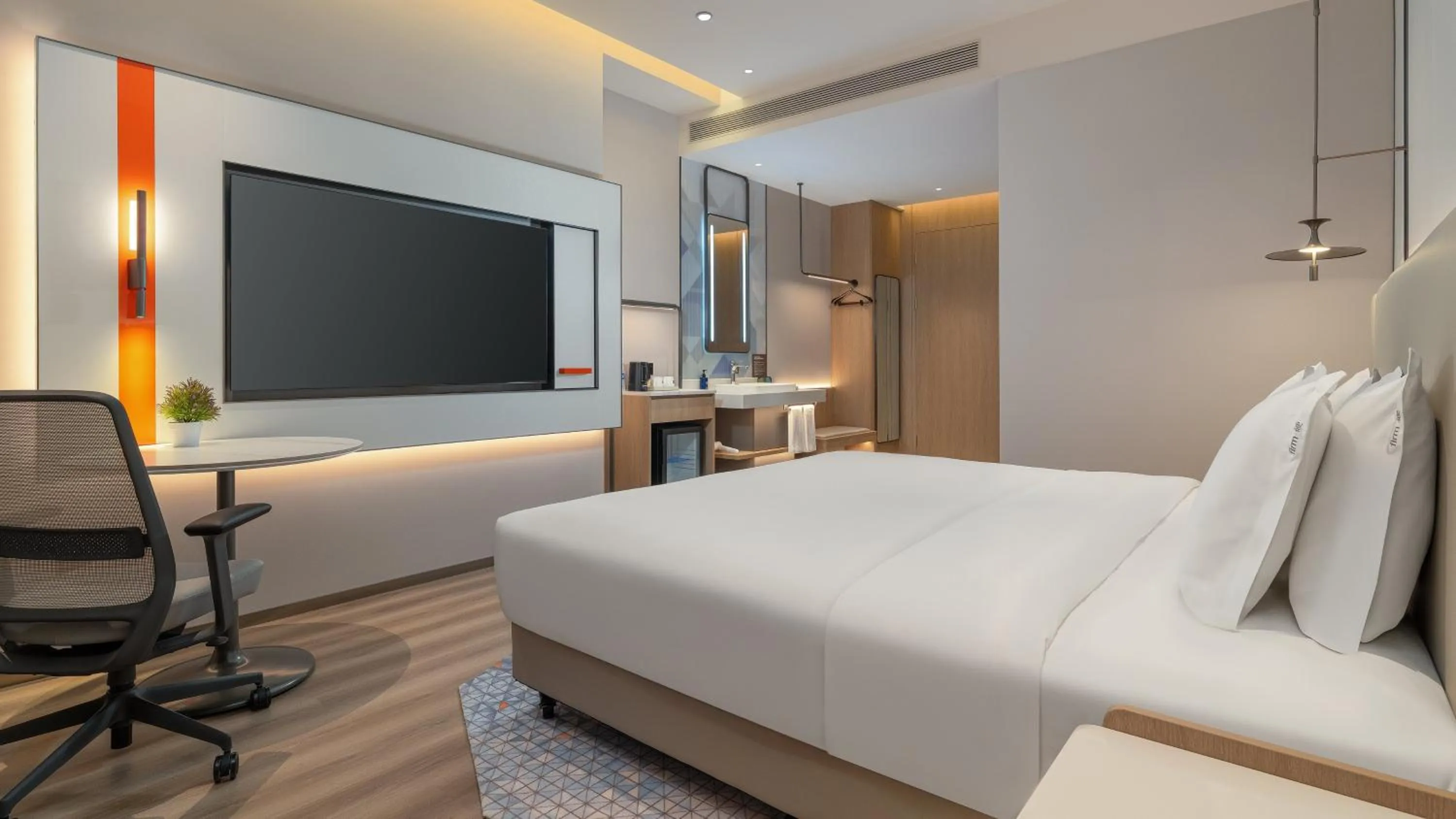 Photo of the whole room, Bed in Holiday Inn Express Kunming Dianchi Rixin Road by IHG