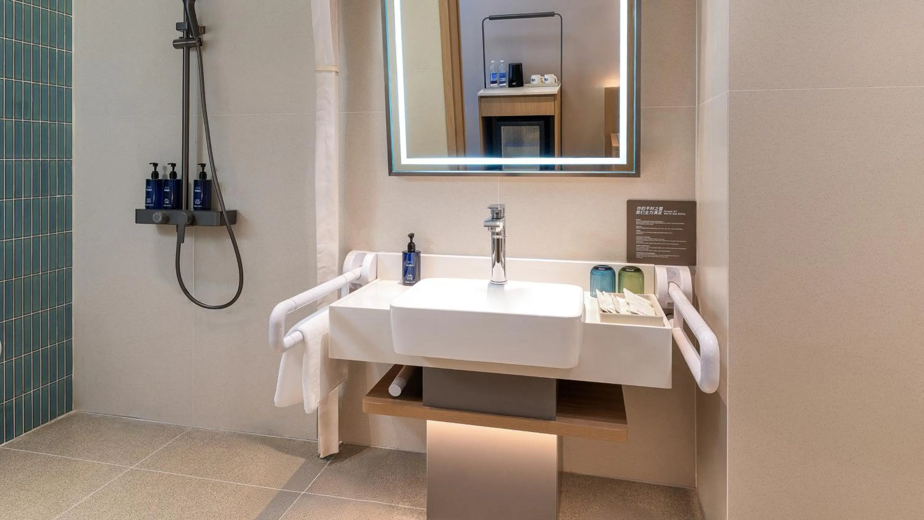 Photo of the whole room in Holiday Inn Express Kunming Dianchi Rixin Road by IHG