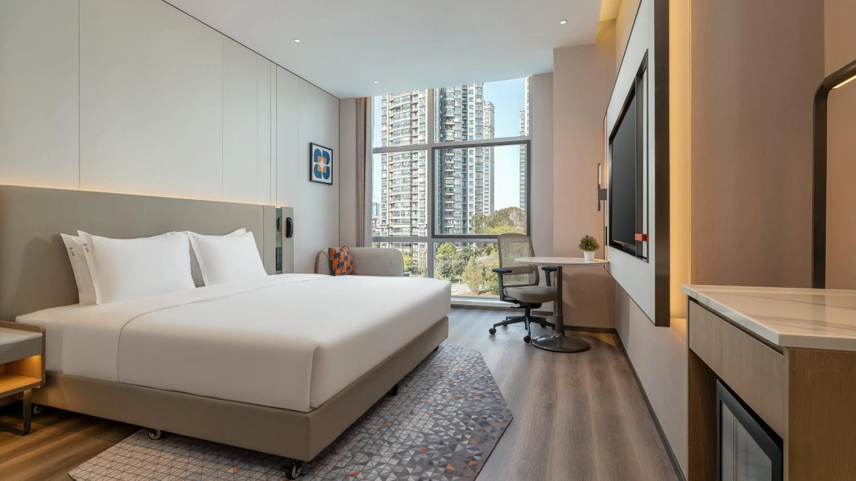 Photo of the whole room, Bed in Holiday Inn Express Kunming Dianchi Rixin Road by IHG