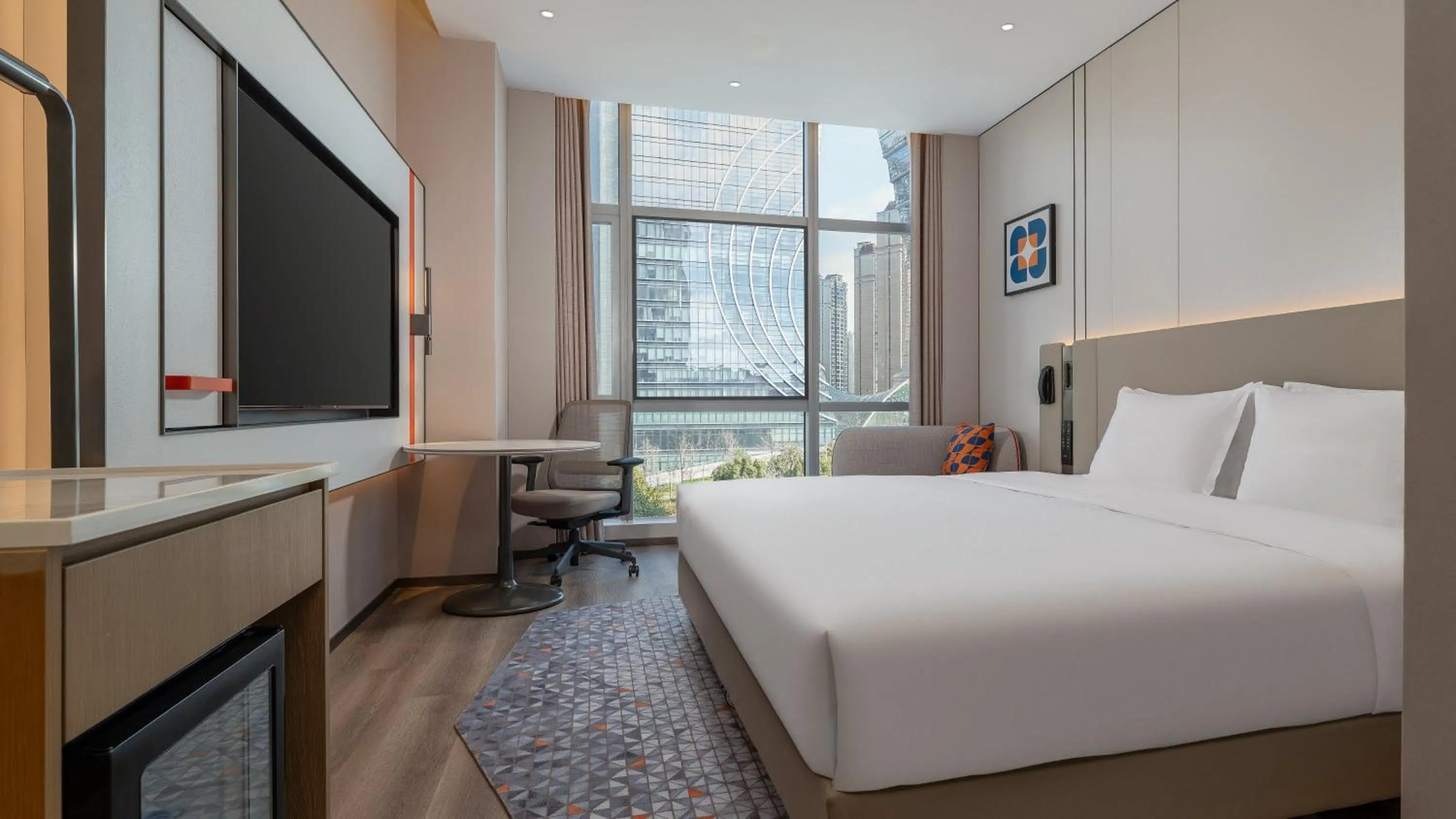 Photo of the whole room, Bed in Holiday Inn Express Kunming Dianchi Rixin Road by IHG