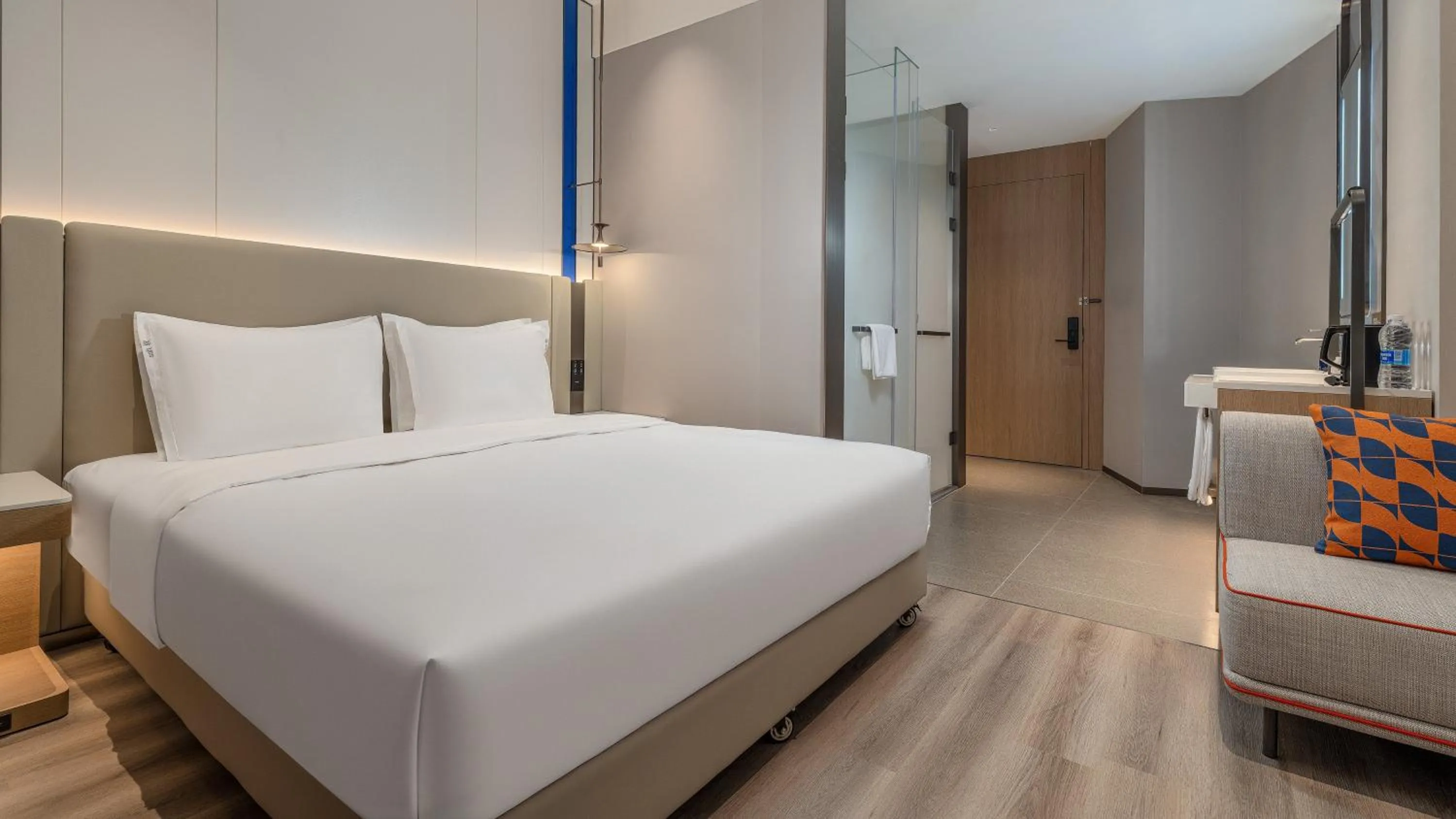 Photo of the whole room, Bed in Holiday Inn Express Kunming Dianchi Rixin Road by IHG