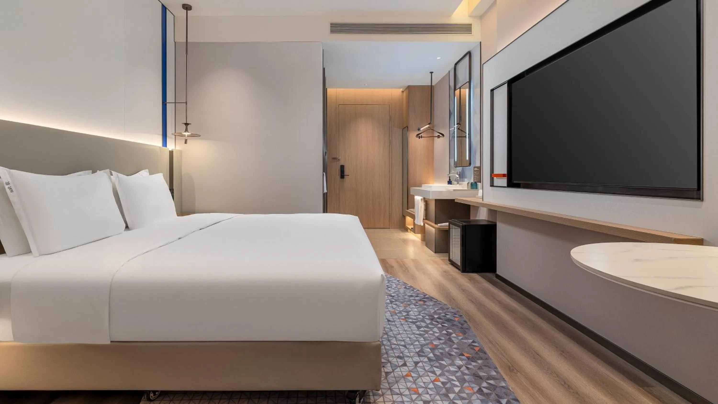 Photo of the whole room, Bed in Holiday Inn Express Kunming Dianchi Rixin Road by IHG