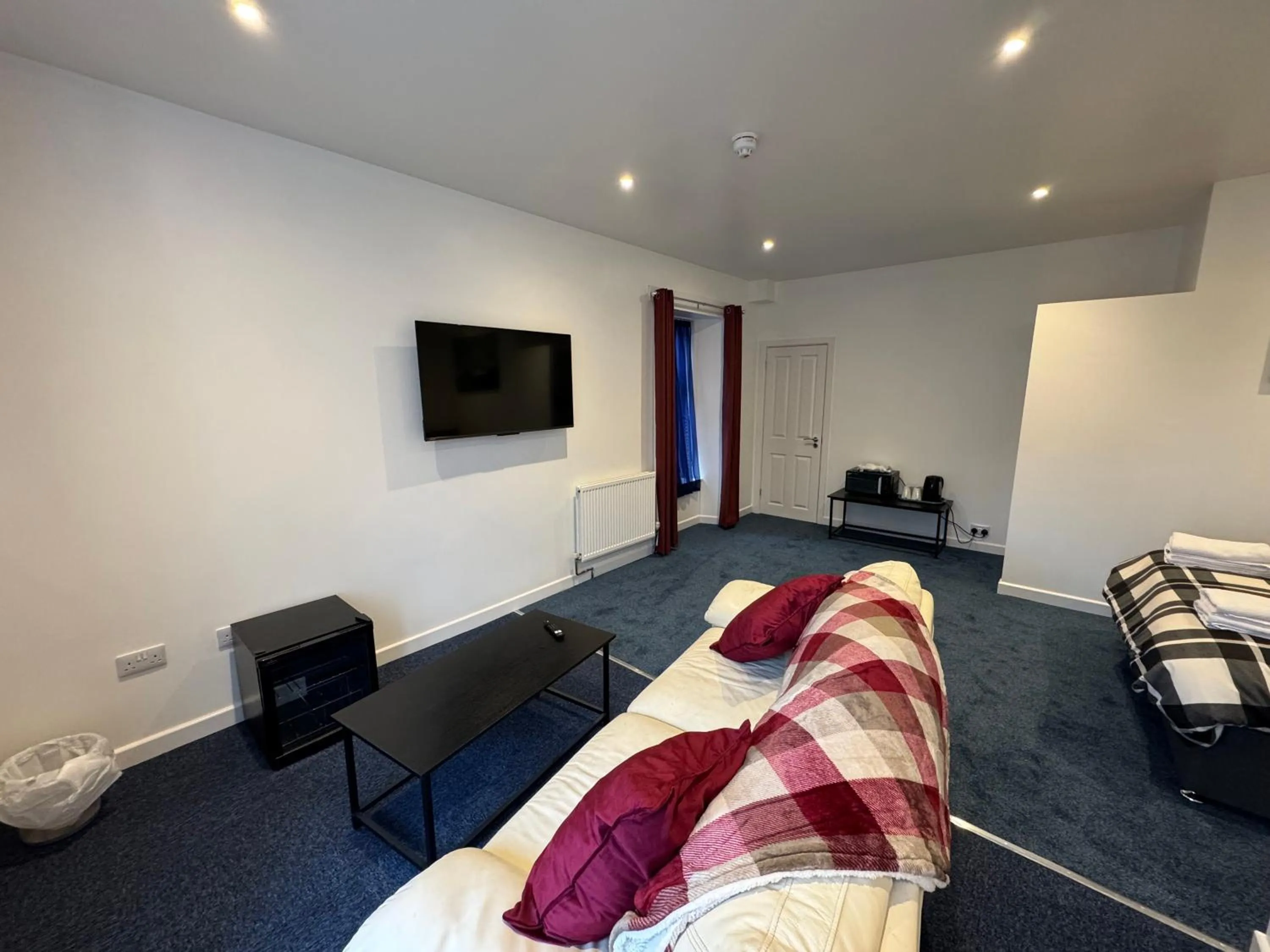 Shower, Bed in Grant Arms Hotel