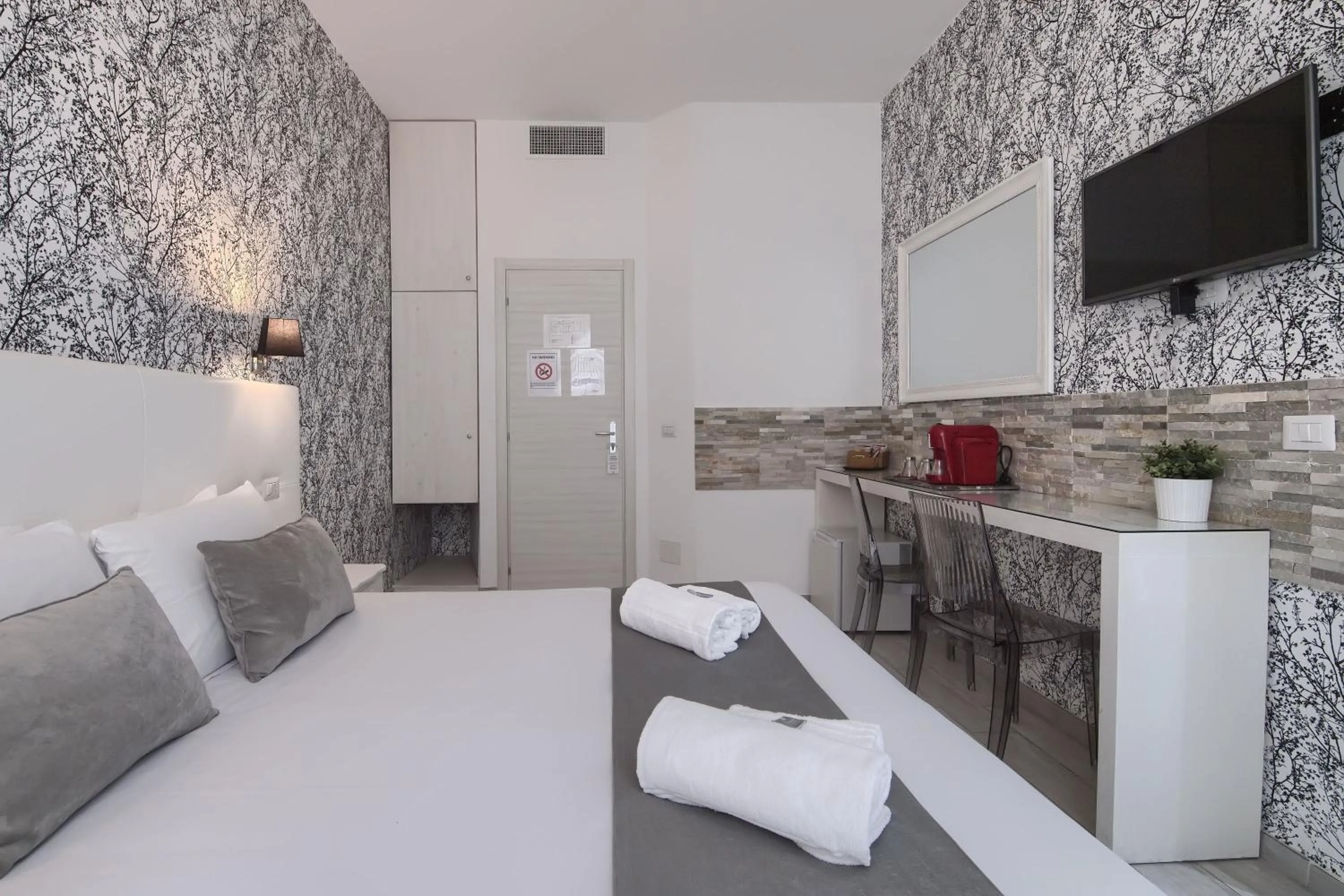 Photo of the whole room, Bed in Vatican Tourist Inn