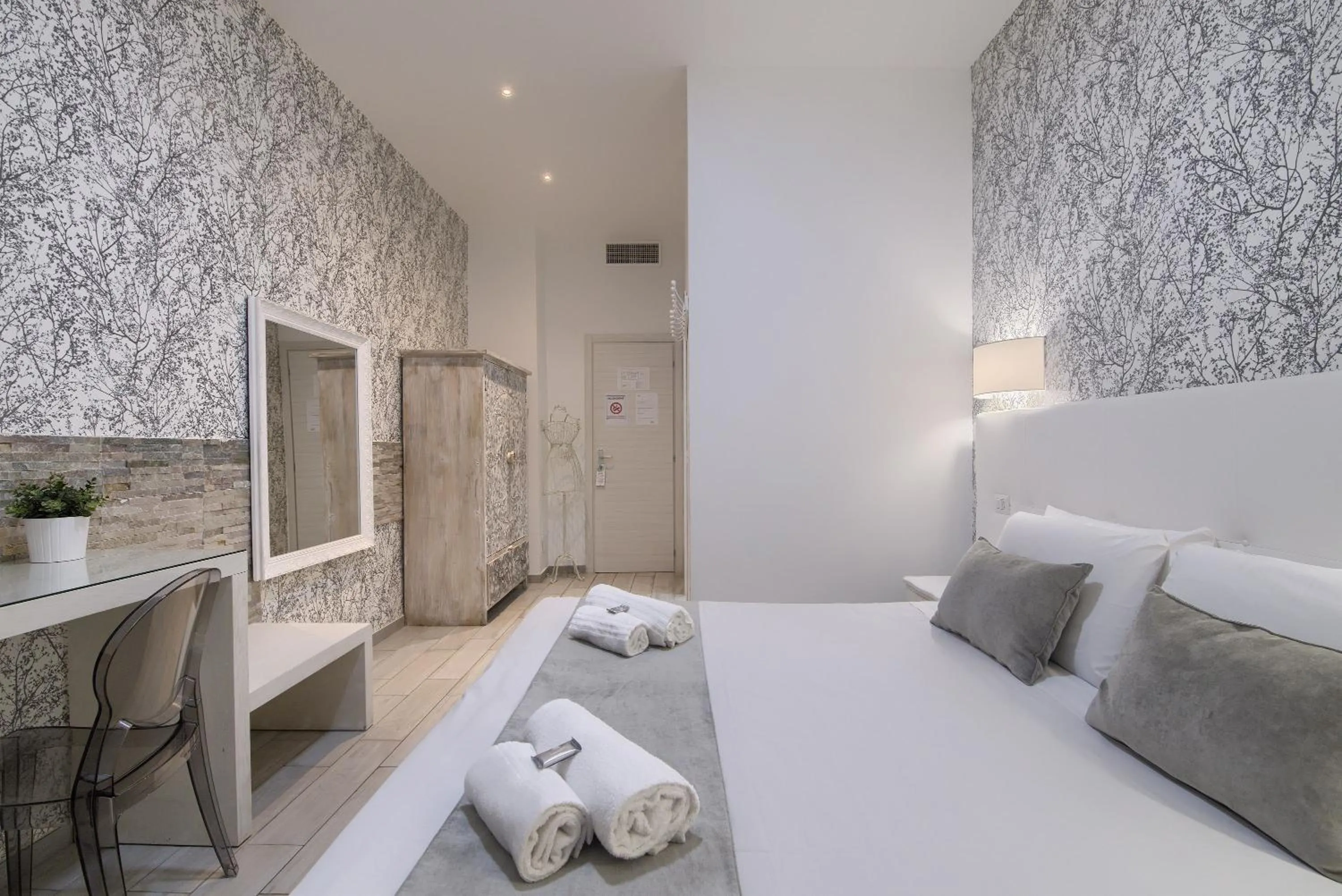 Photo of the whole room, Bed in Vatican Tourist Inn