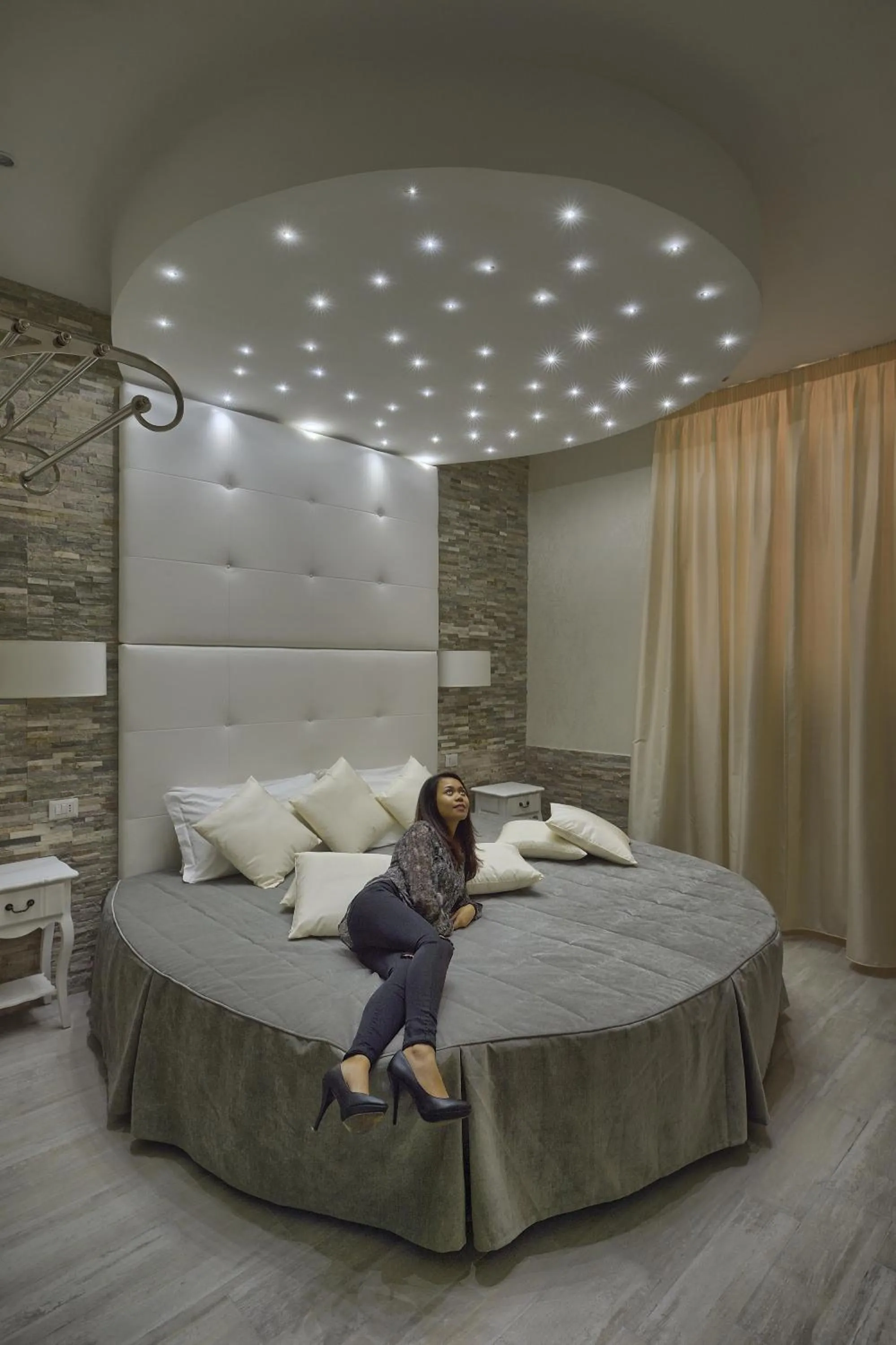 Staff, Bed in Vatican Tourist Inn