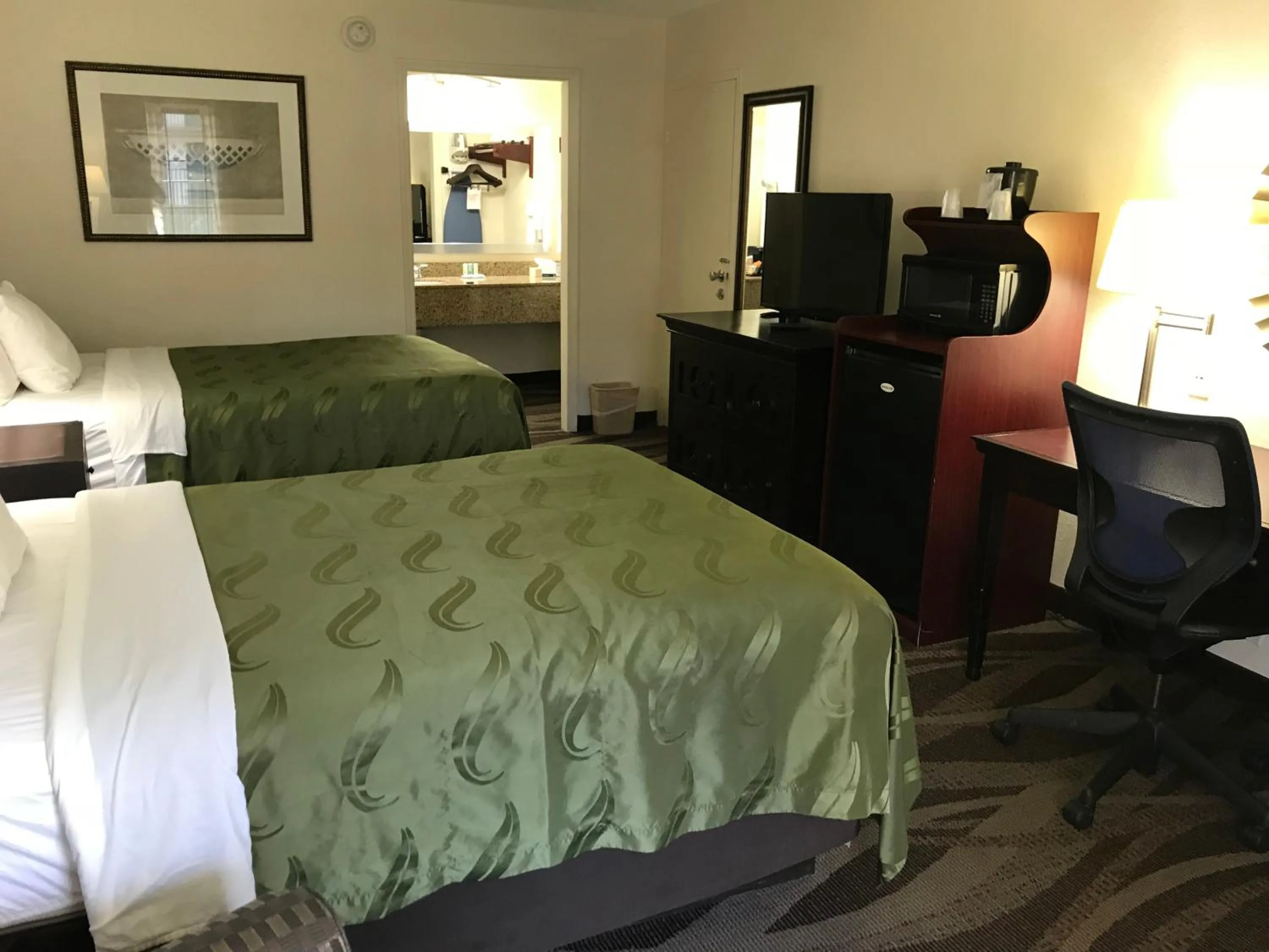 Bed in Quality Inn Windsor Mill - Baltimore